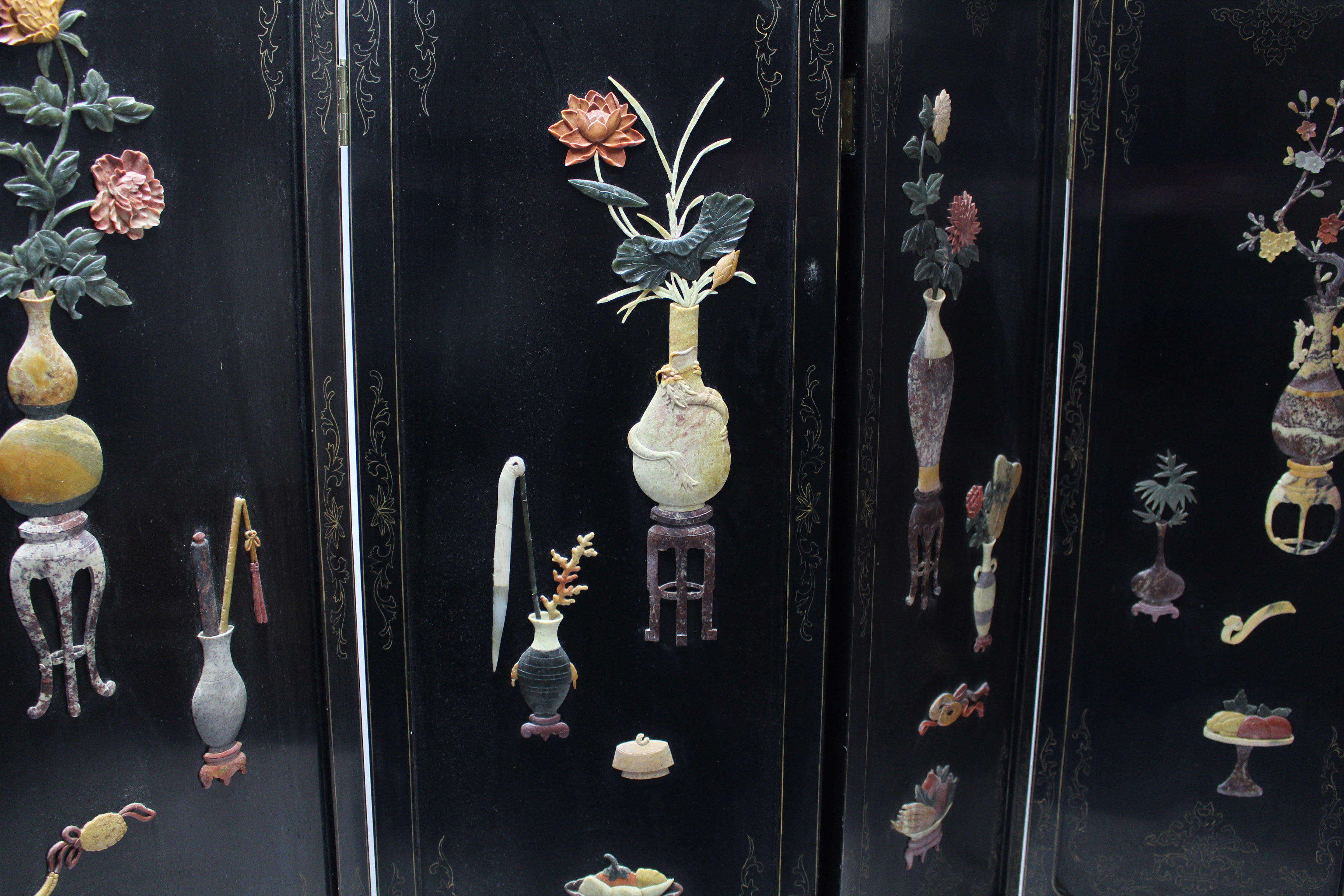 A Chinese black lacquered tall four-fold draught screen with coloured hardstone vase-of-flowers - Image 4 of 7