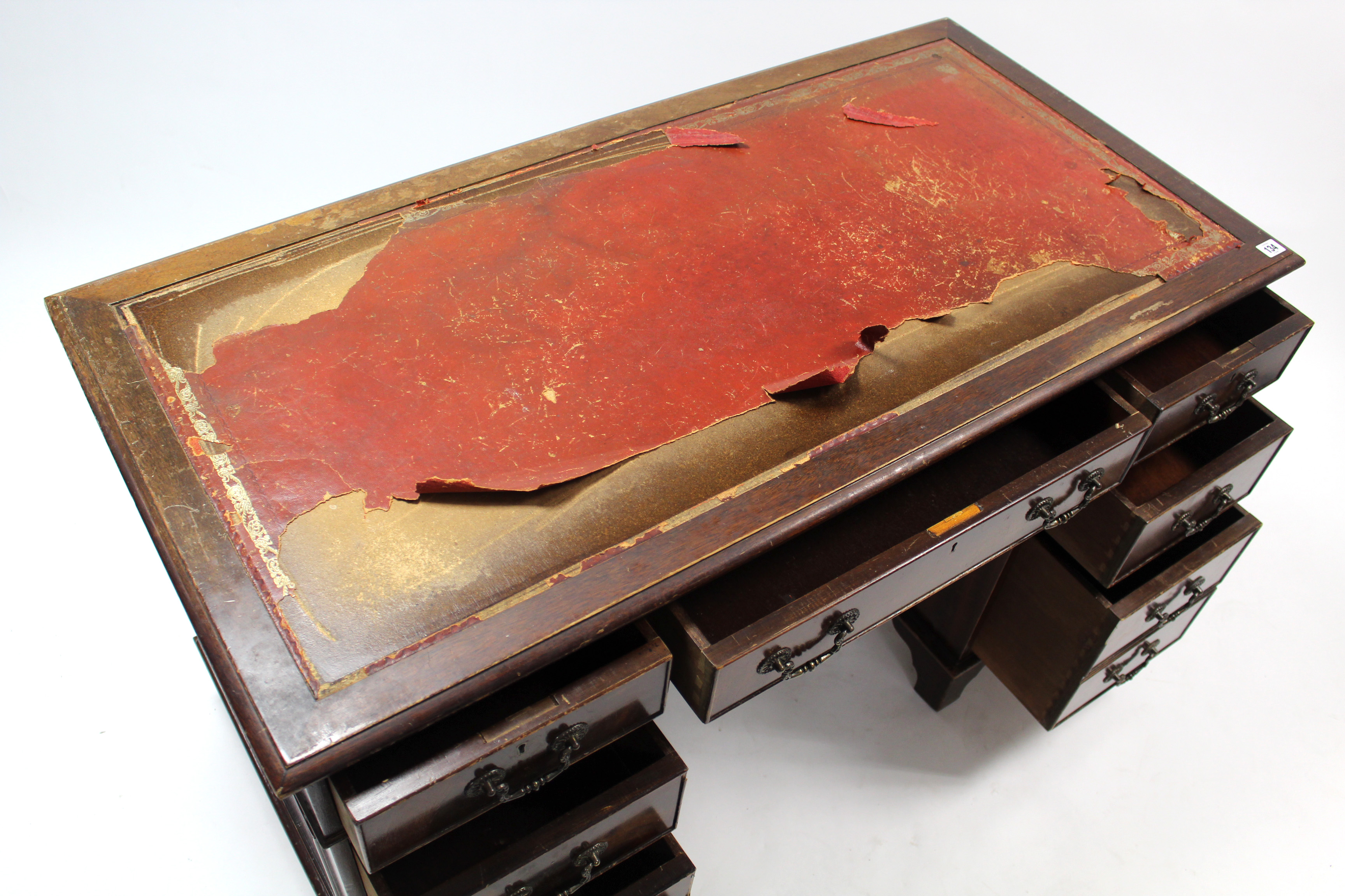 A reproduction mahogany pedestal, desk fitted with an arrangement of eight drawers, & on bracket - Image 4 of 4