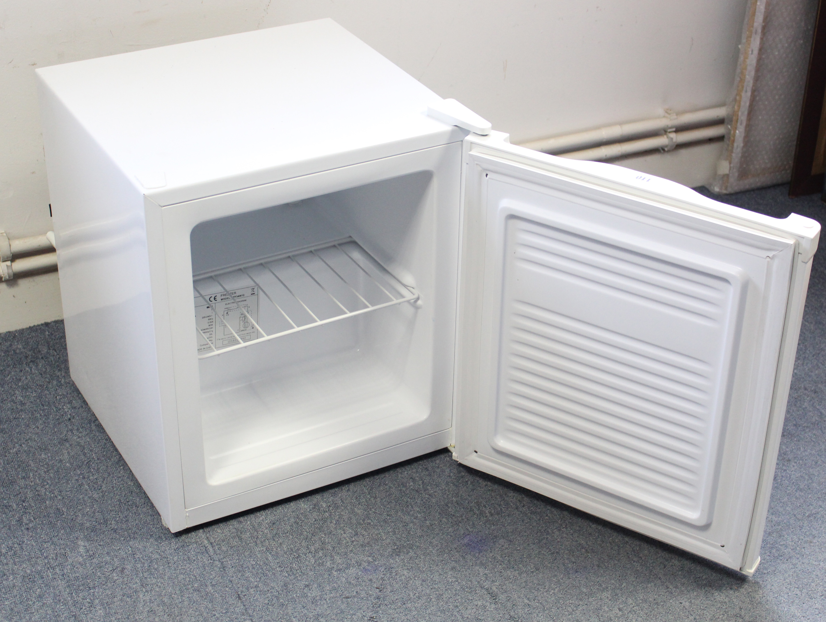 A Curry’s counter-top freezer in white-finish case, 17” wide x 20” high - Image 2 of 2