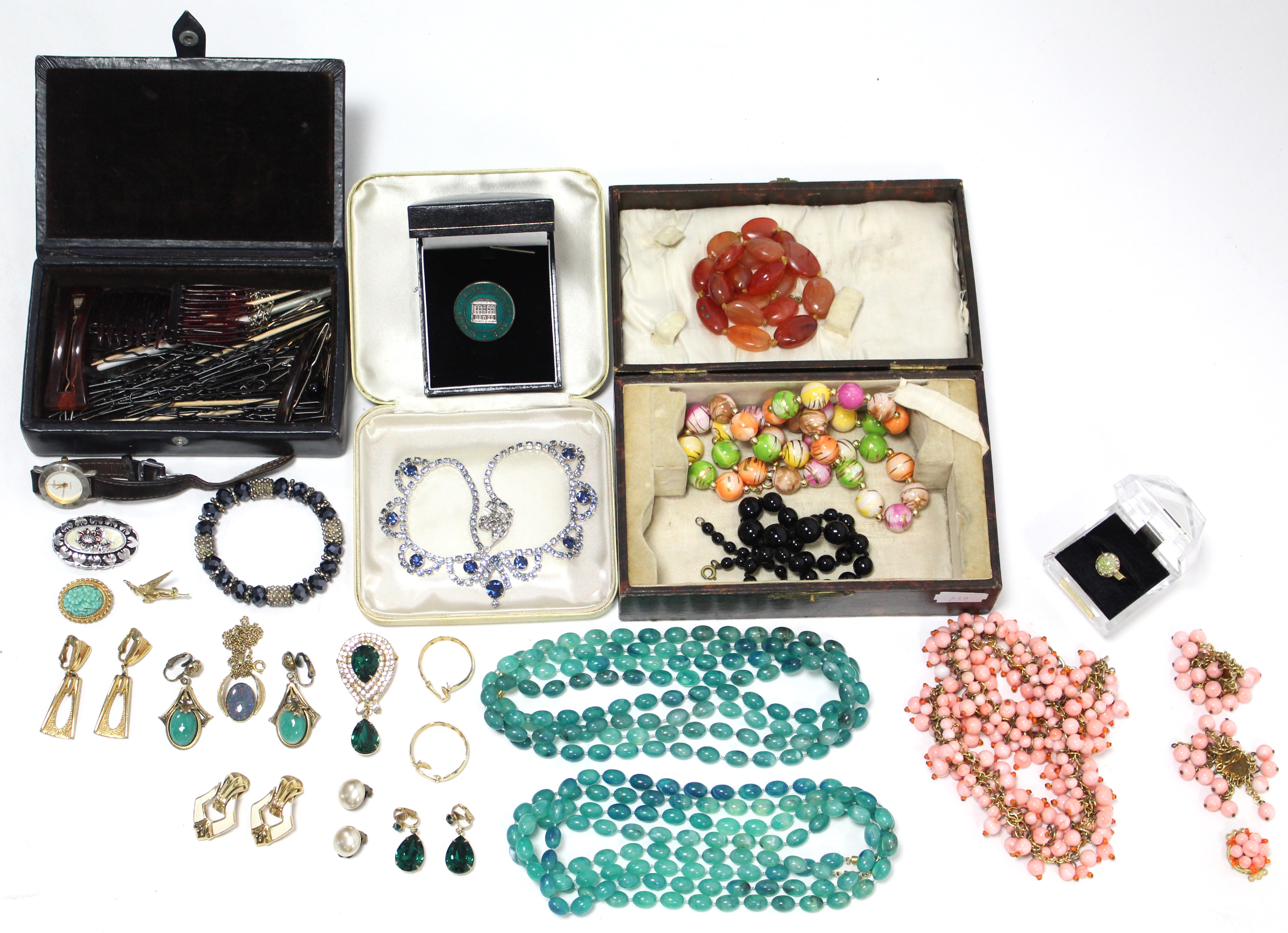 Various items of costume jewellery.