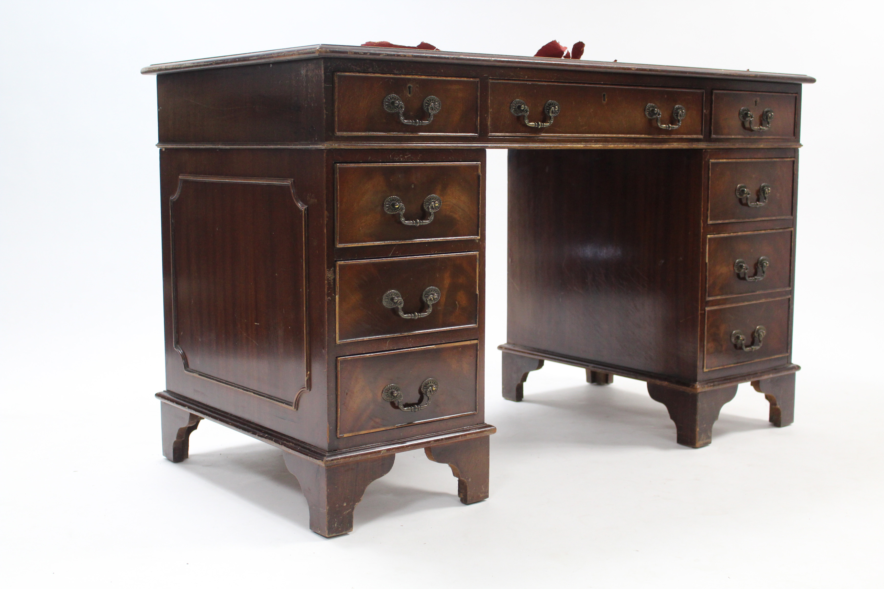 A reproduction mahogany pedestal, desk fitted with an arrangement of eight drawers, & on bracket - Image 3 of 4