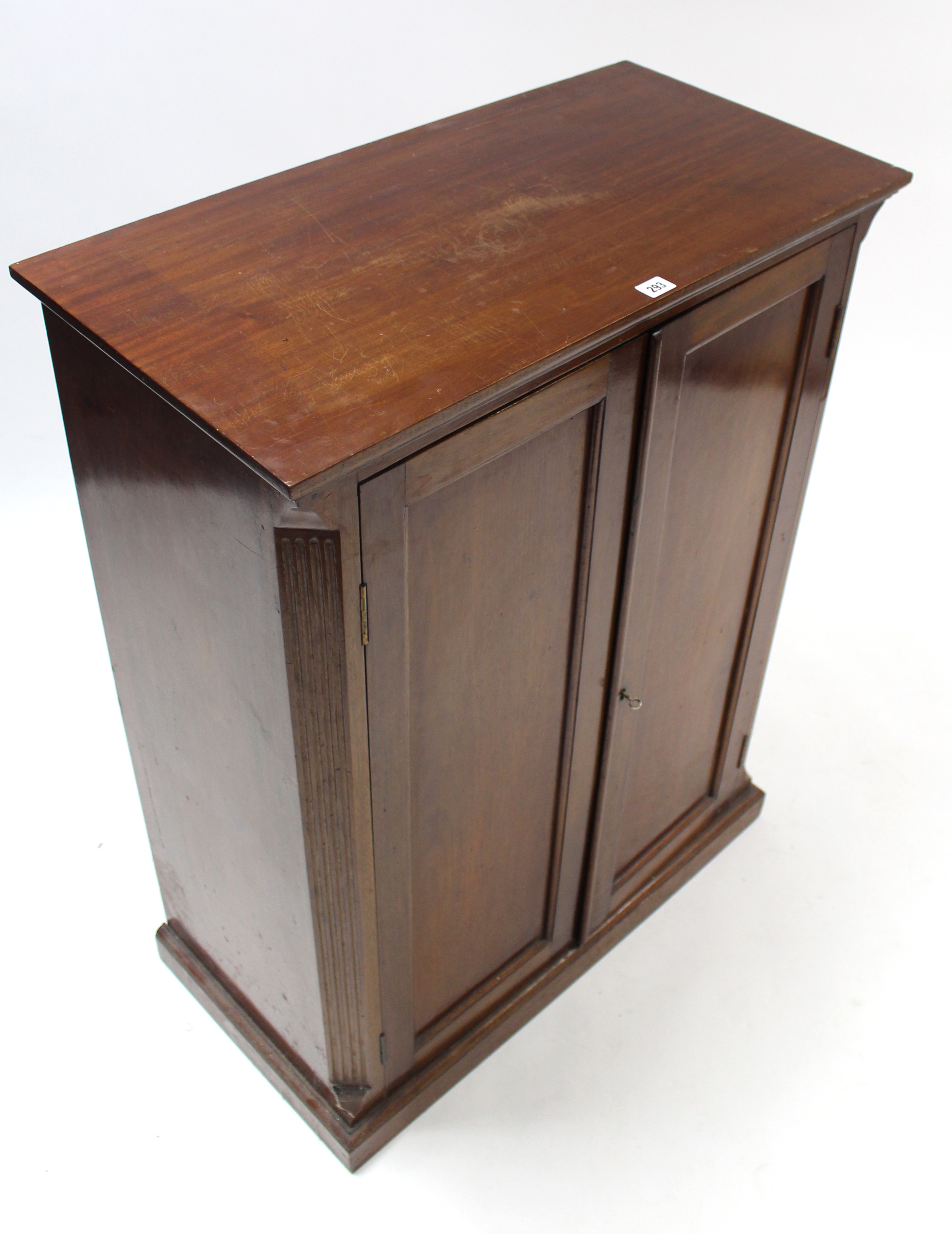 An Edwardian mahogany small upright cabinet fitted three shelves enclosed by pair of panel - Image 3 of 3