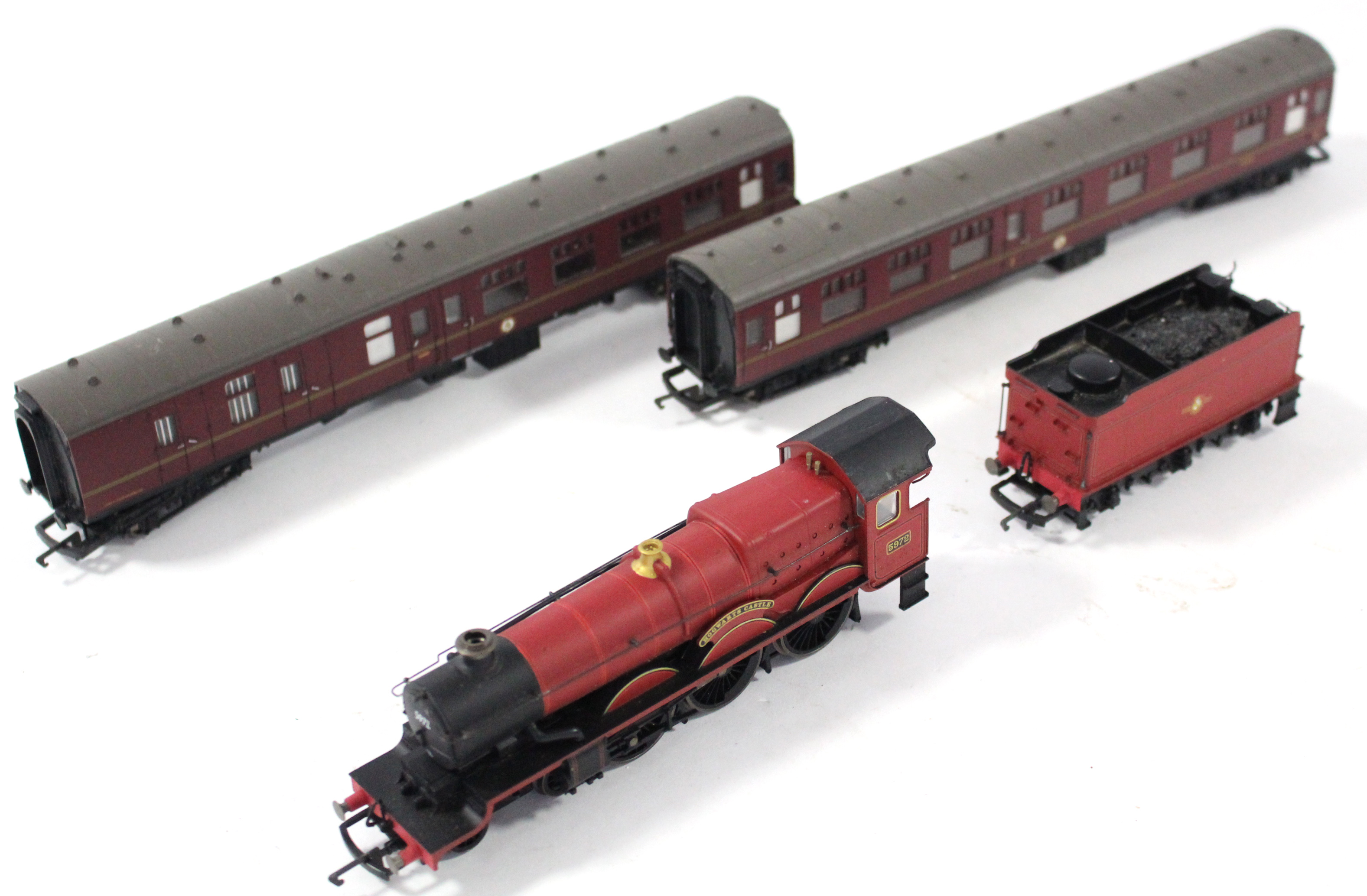 A Hornby railways “00” gauge scale model “Hogwarts Castle” locomotive & tender; & two ditto