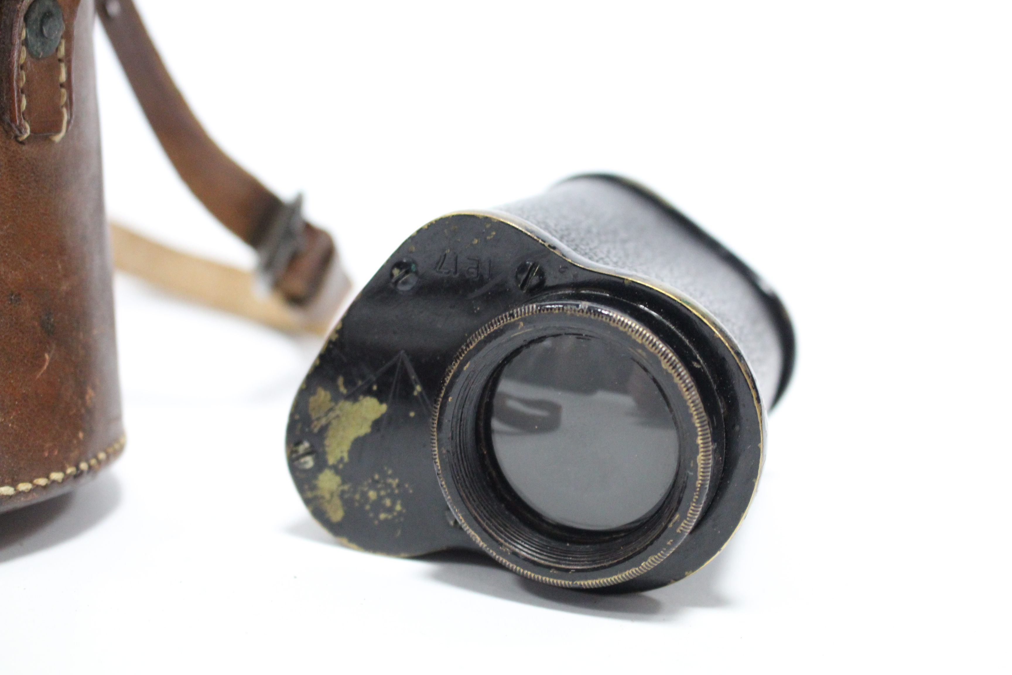 A WW1 British monocular by the Precision Optical Co. of London, with leather case. - Image 2 of 4
