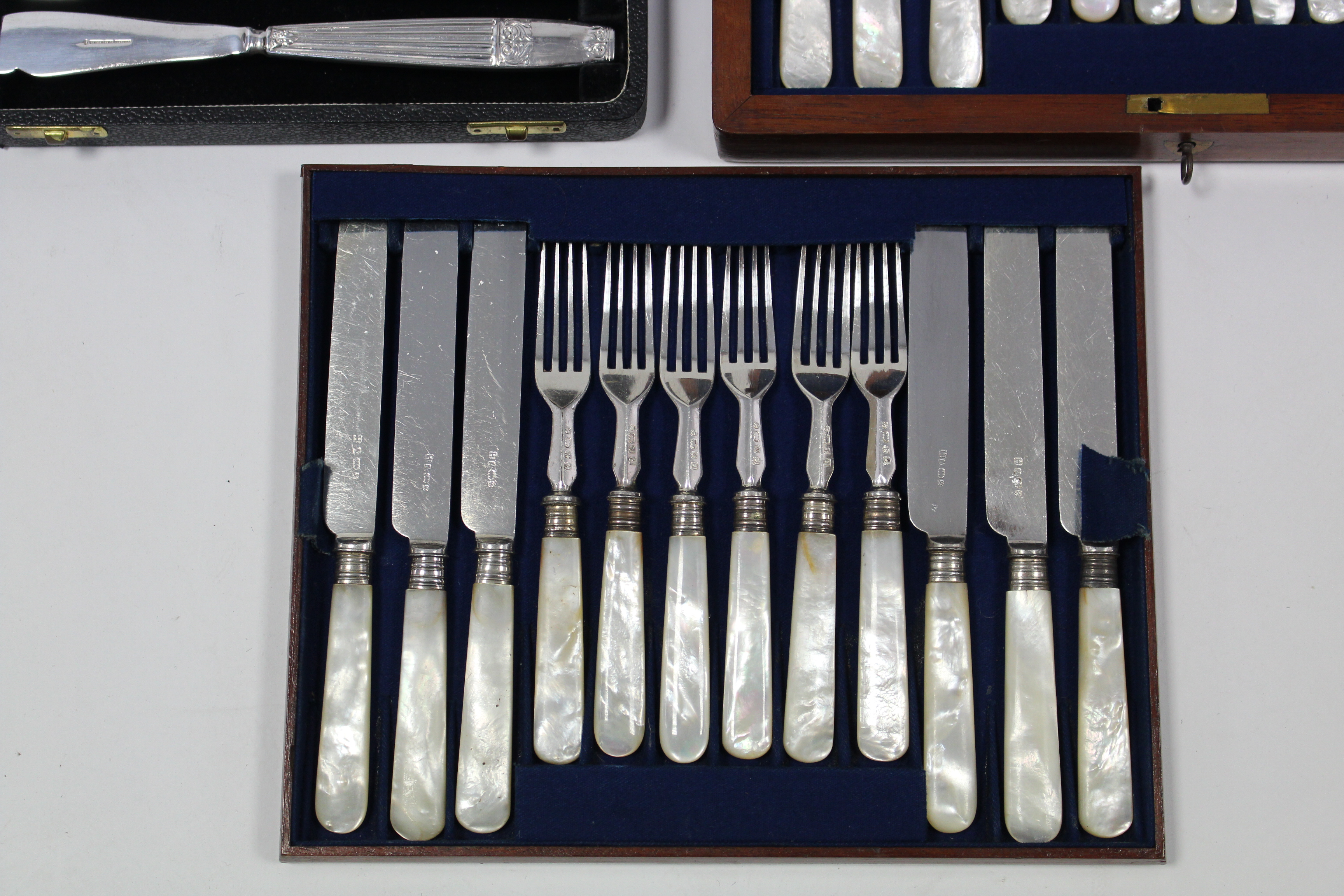 A set of six plated tea-knives & forks with mother-of-pearl handles; & a set of six Elkington plated - Image 3 of 3