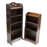 An Edwardian oak four-tier standing open bookcase, 19¾” wide x 50½” high; & a mahogany four-tier