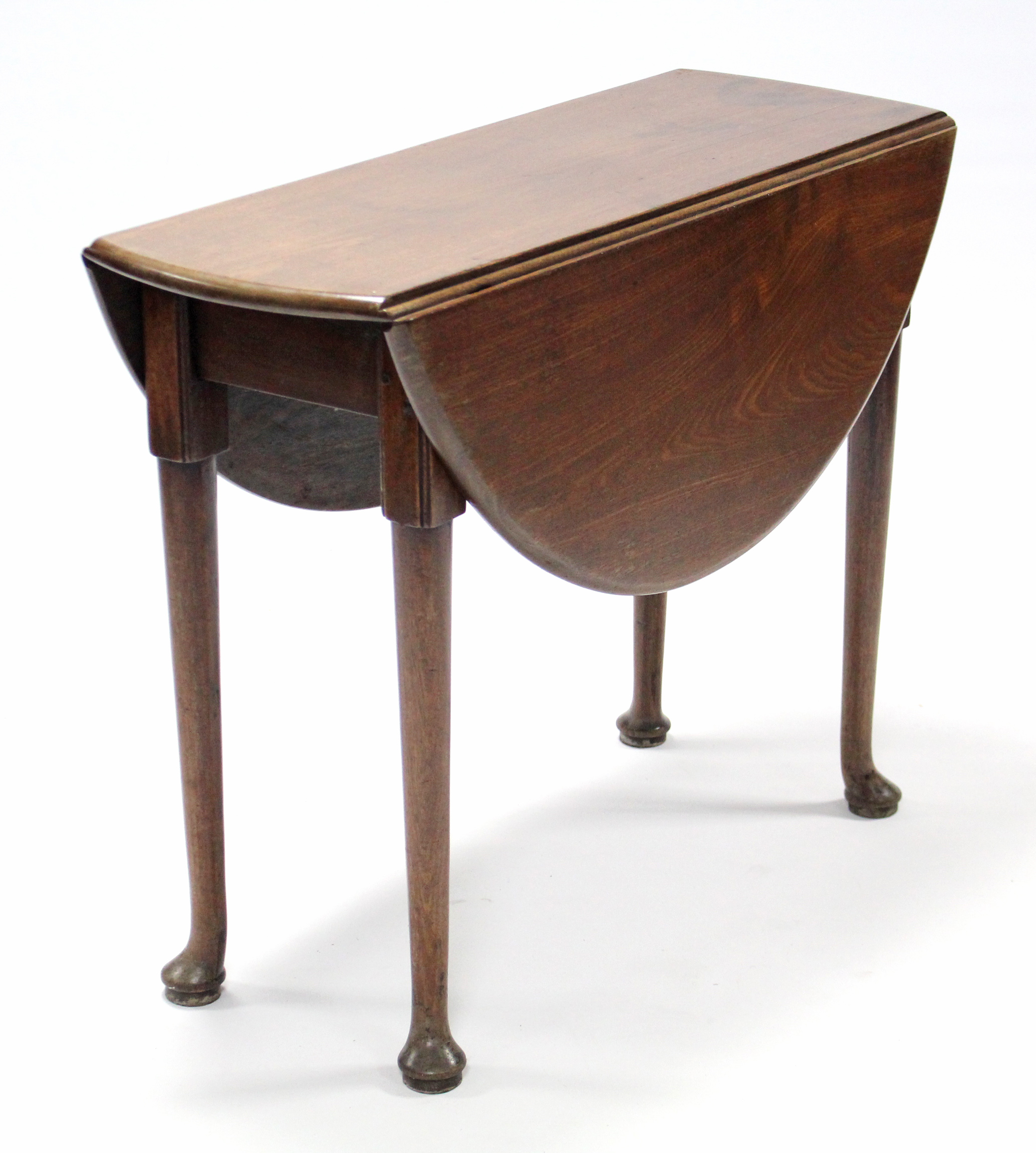 A Georgian mahogany drop-leaf supper table, with circular top on slender turned legs with pad