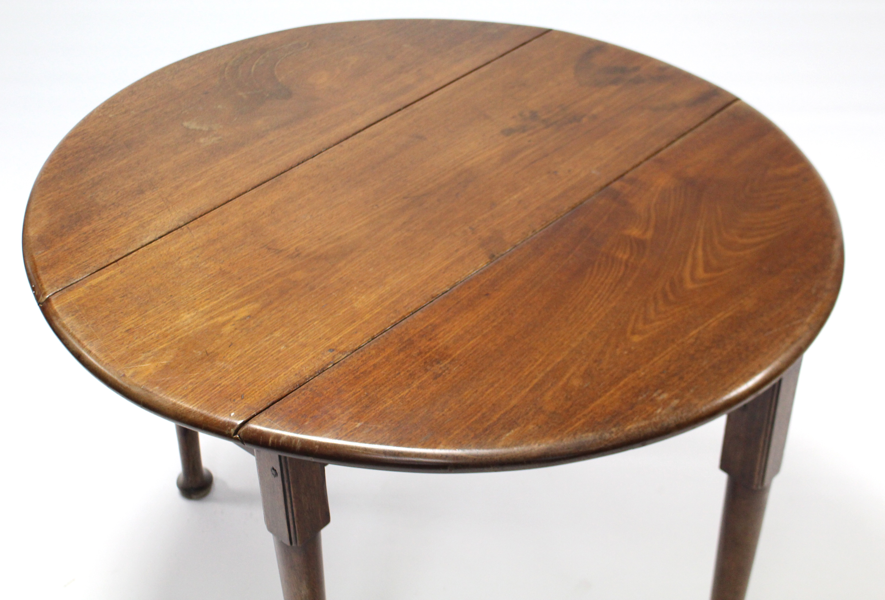 A Georgian mahogany drop-leaf supper table, with circular top on slender turned legs with pad - Image 3 of 3