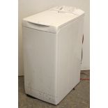 A Hotpoint “WT400” 1000 spin top-loader washing machine in white-finish case.