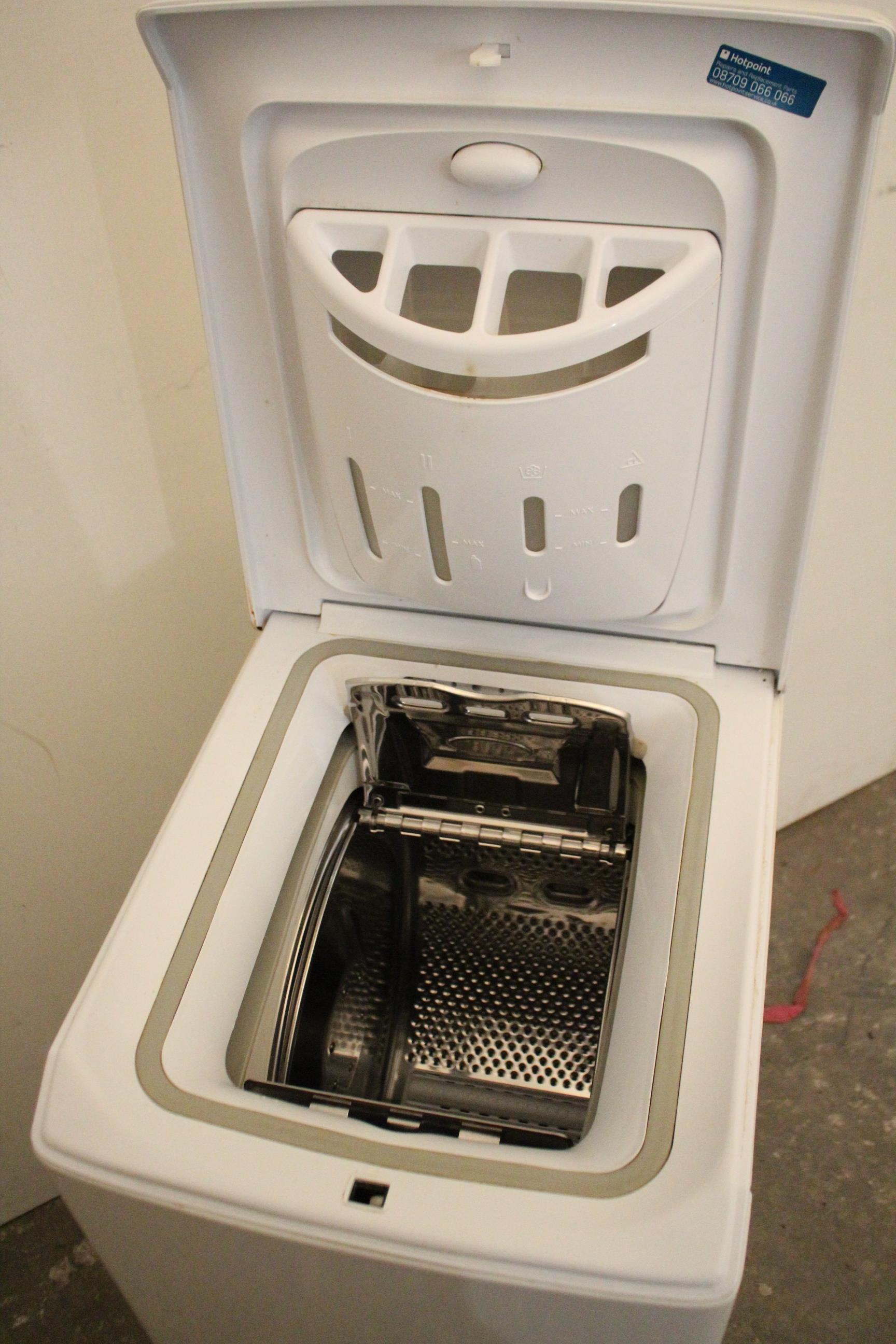 A Hotpoint “WT400” 1000 spin top-loader washing machine in white-finish case. - Image 2 of 3