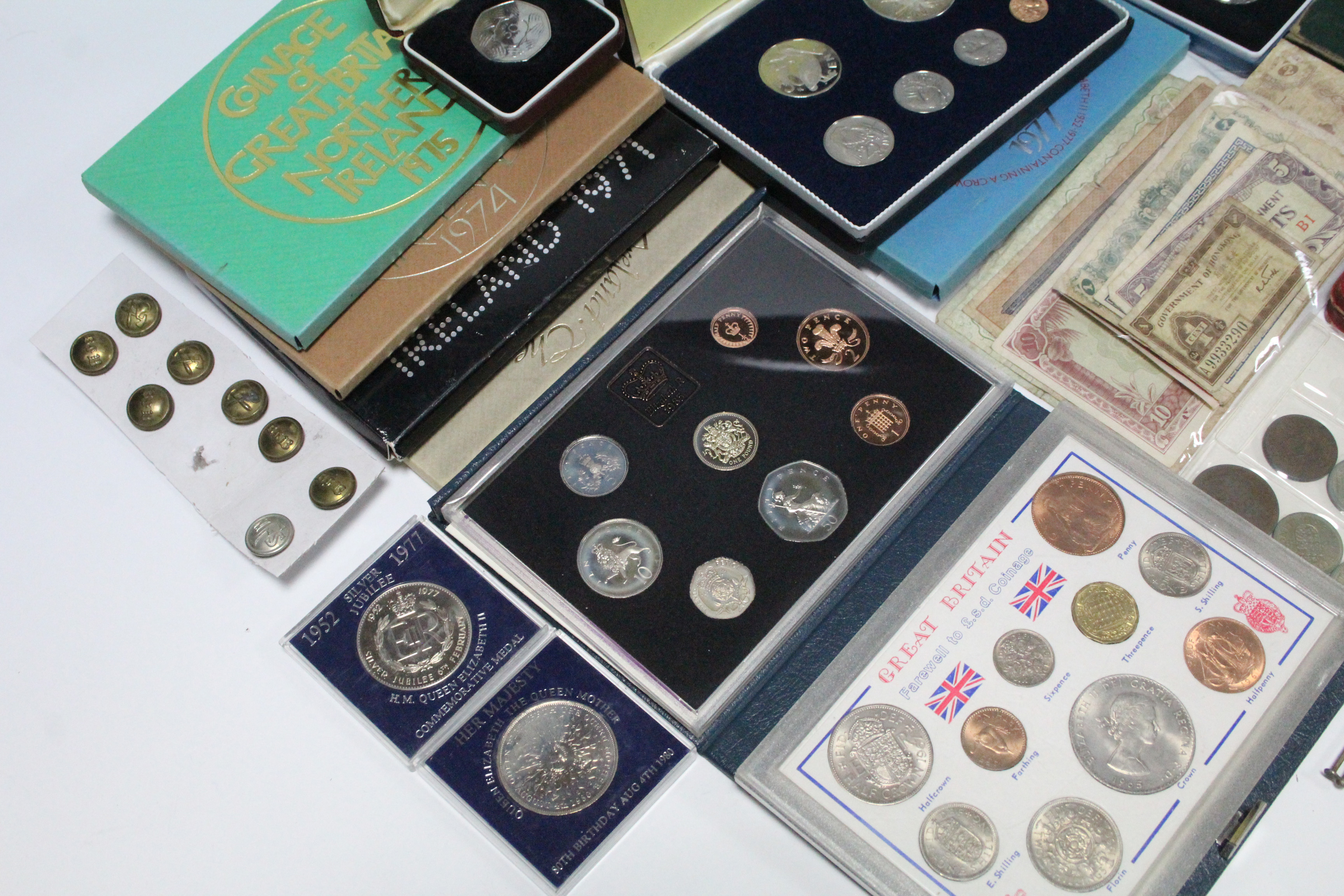 Various sets of UK uncirculated coins, circa 1970’s; various commemorative crowns & other coins; - Image 3 of 7