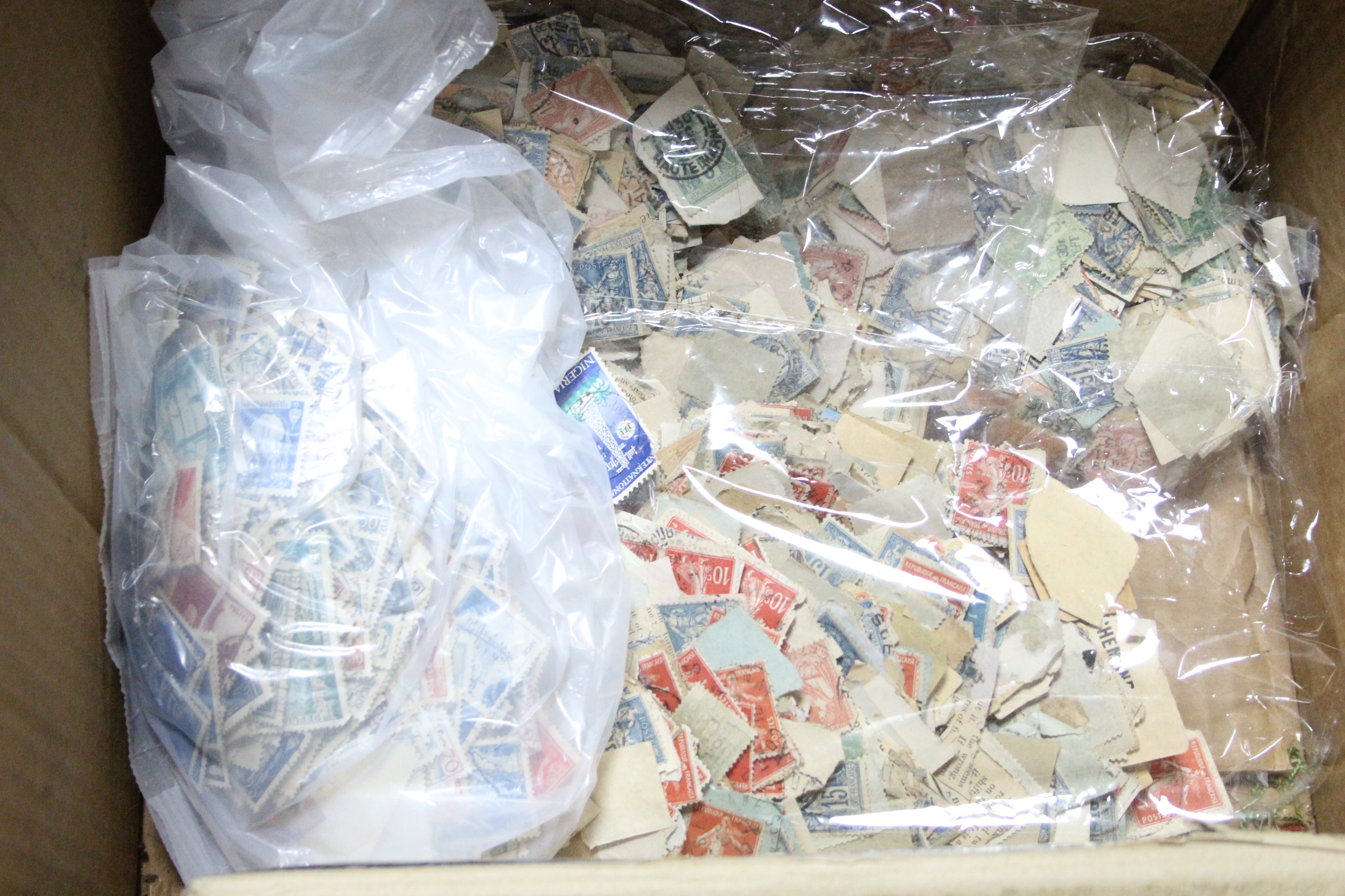 A large quantity of loose world stamps. - Image 2 of 3