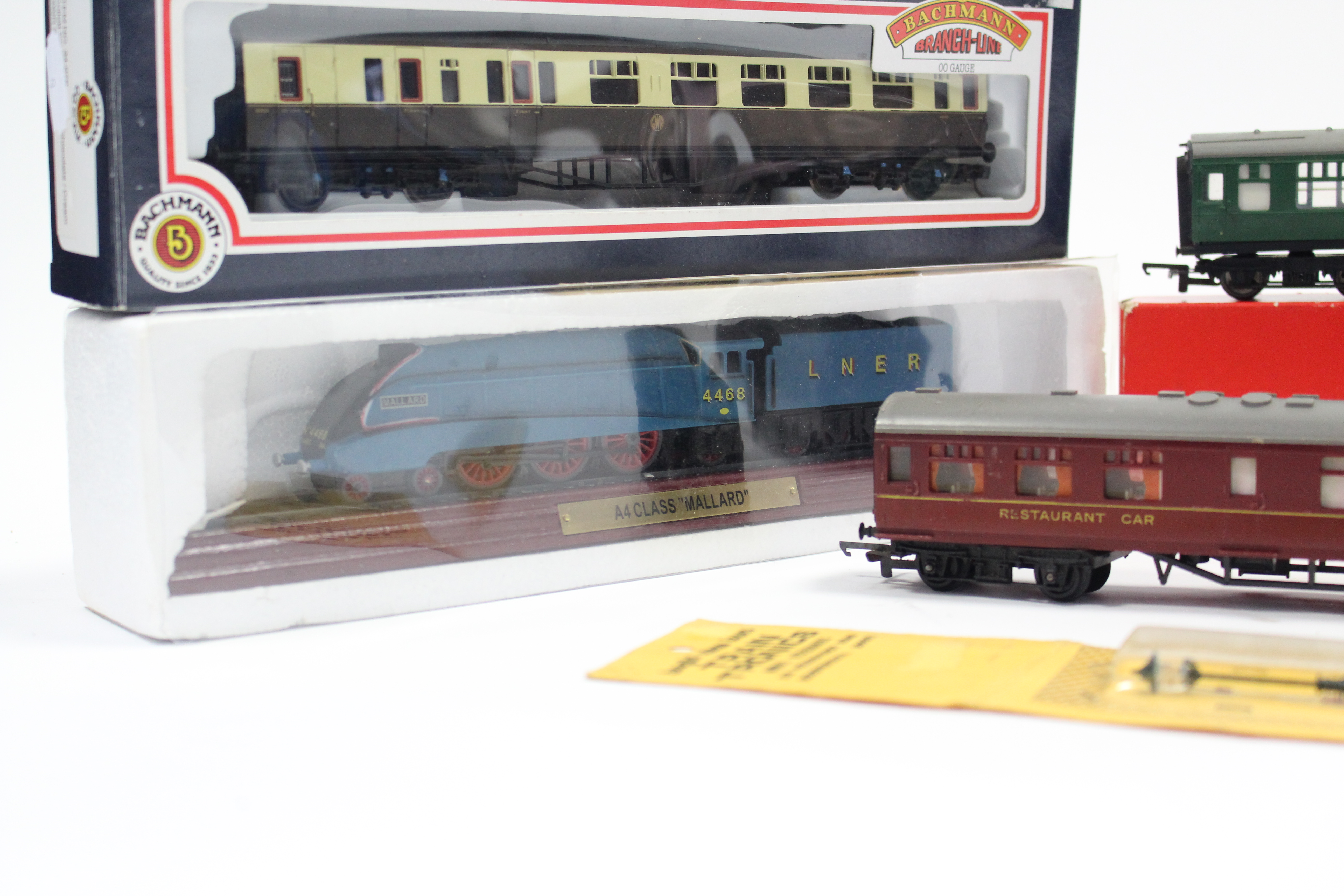 A Bachmann “OO” gauge model G.W.R. coach; a Tri-ang/Hornby “H0/00” gauge model coach; a scale - Image 2 of 2