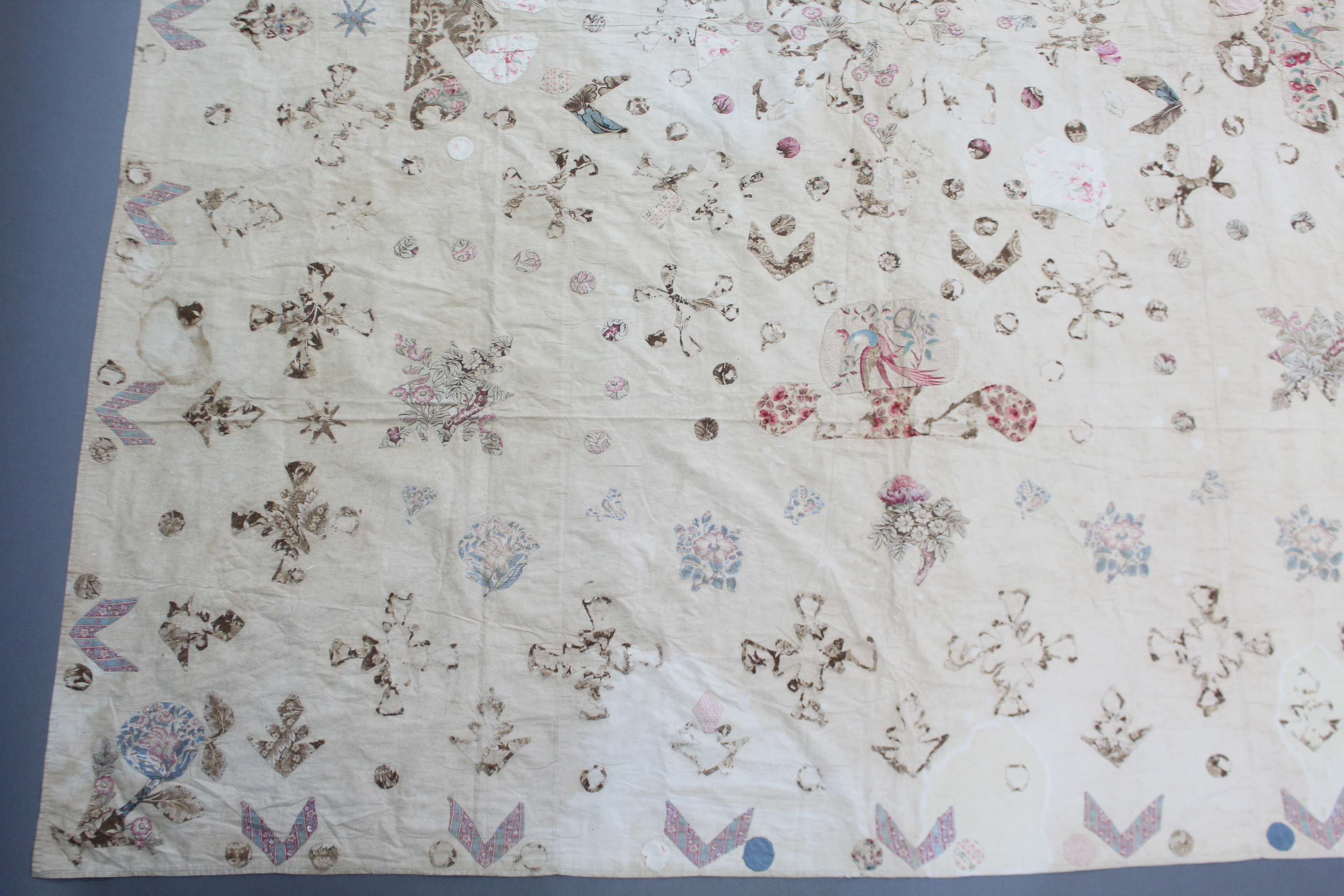 ROYAL INTEREST: AN EARLY 19th century PATCHWORK BEDSPREAD reputedly by Princess Charlotte of - Image 8 of 12