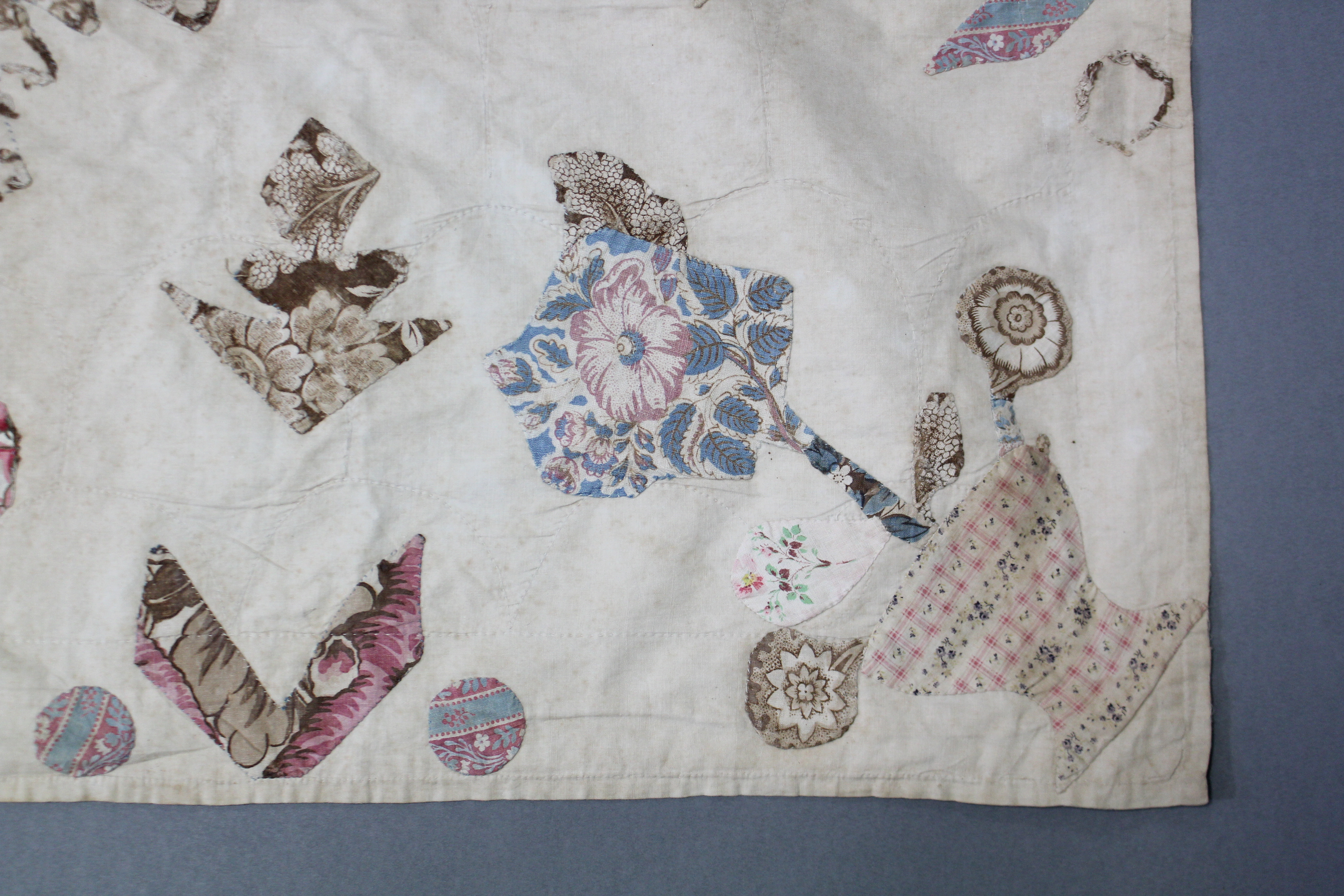 ROYAL INTEREST: AN EARLY 19th century PATCHWORK BEDSPREAD reputedly by Princess Charlotte of - Image 12 of 12