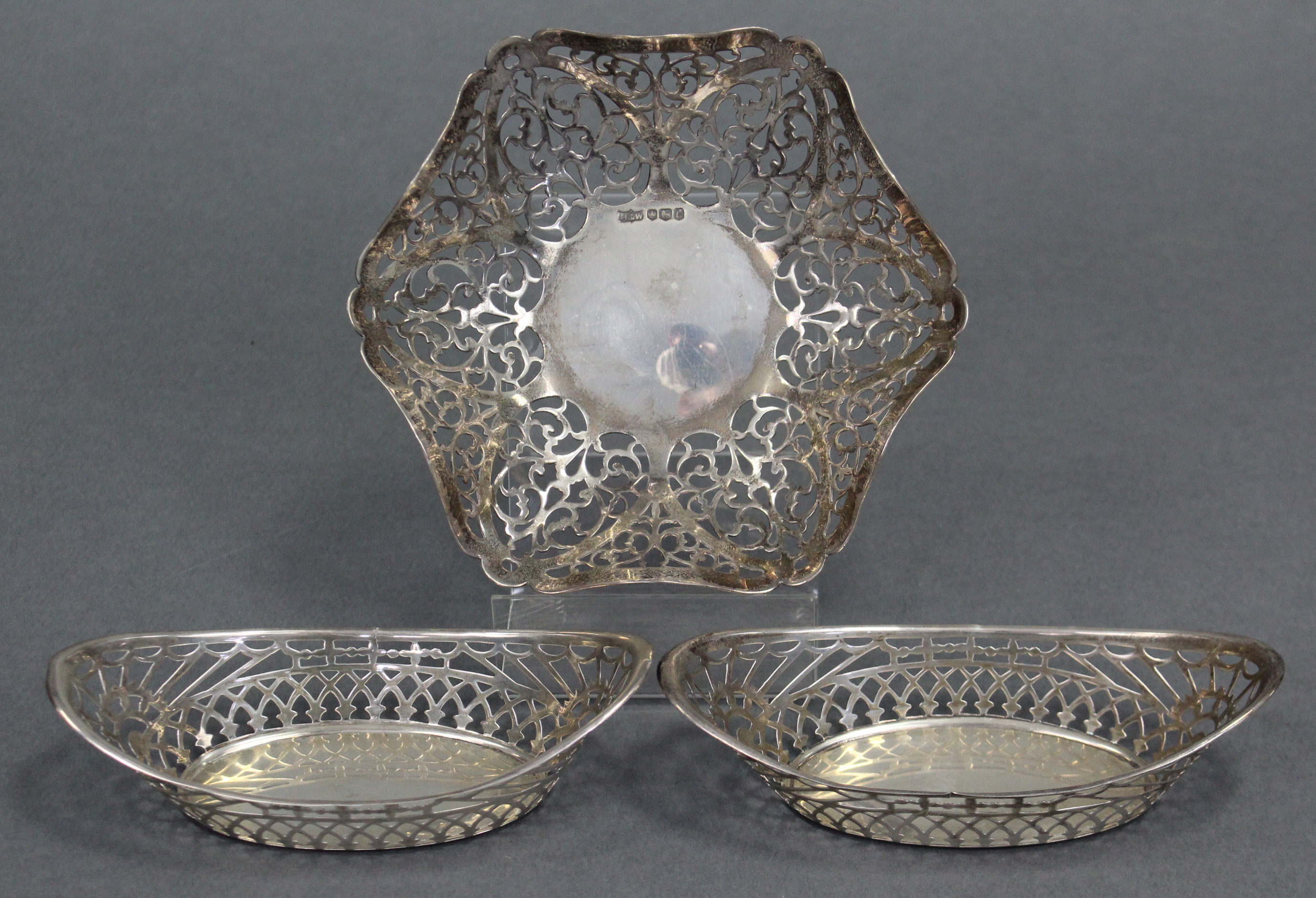 A pair of Edwardian silver oval sweetmeat dishes with pierced decoration, Birmingham 1908, by Levi &