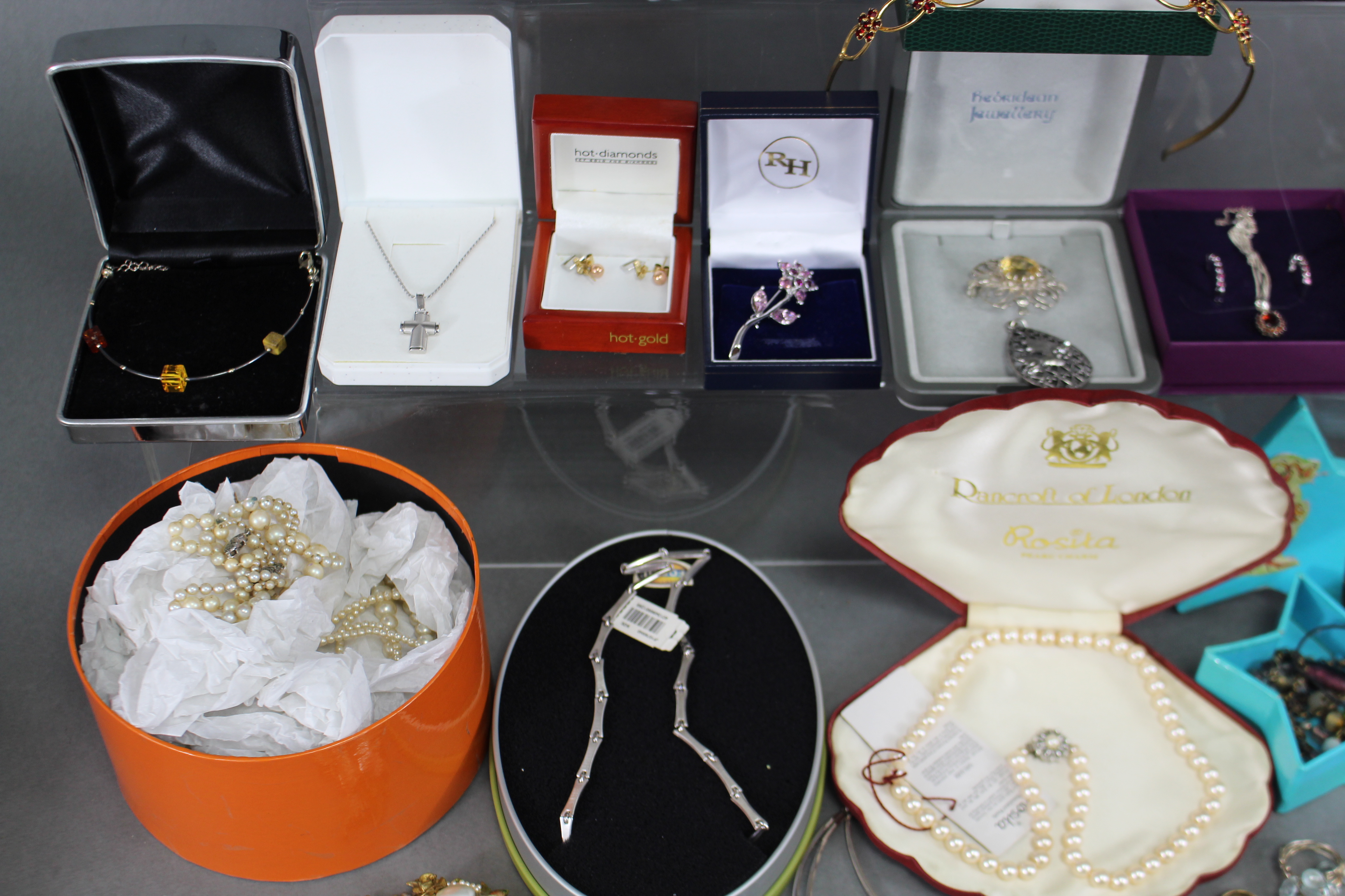 A quantity of costume jewellery, including five 9ct. gold gem-set rings, & a 9ct. three-colour - Image 5 of 6