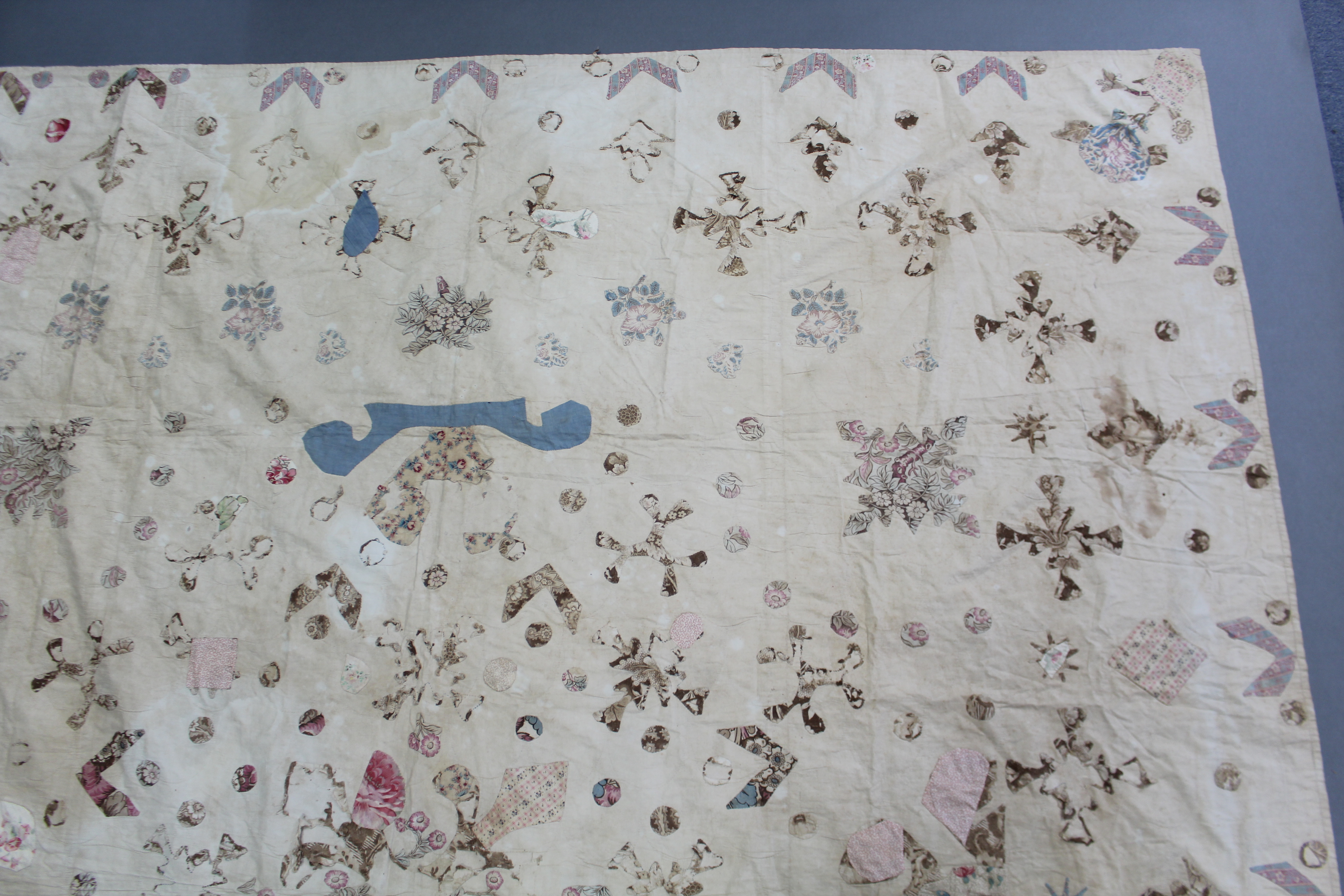 ROYAL INTEREST: AN EARLY 19th century PATCHWORK BEDSPREAD reputedly by Princess Charlotte of - Image 7 of 12