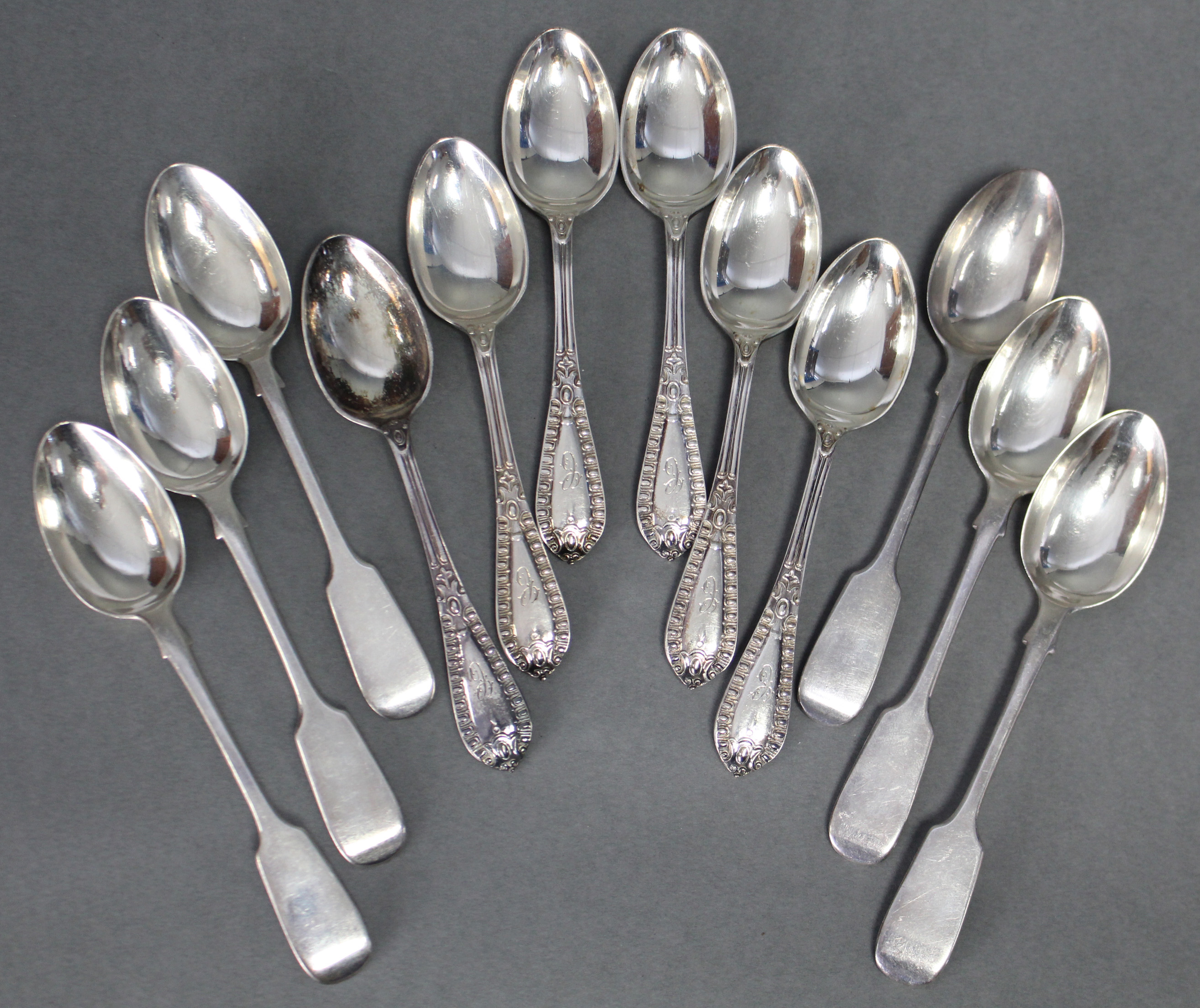 A set of six Edwardian silver Grecian pattern teaspoons, Sheffield 1903 by Walker & Hall (5½ oz);