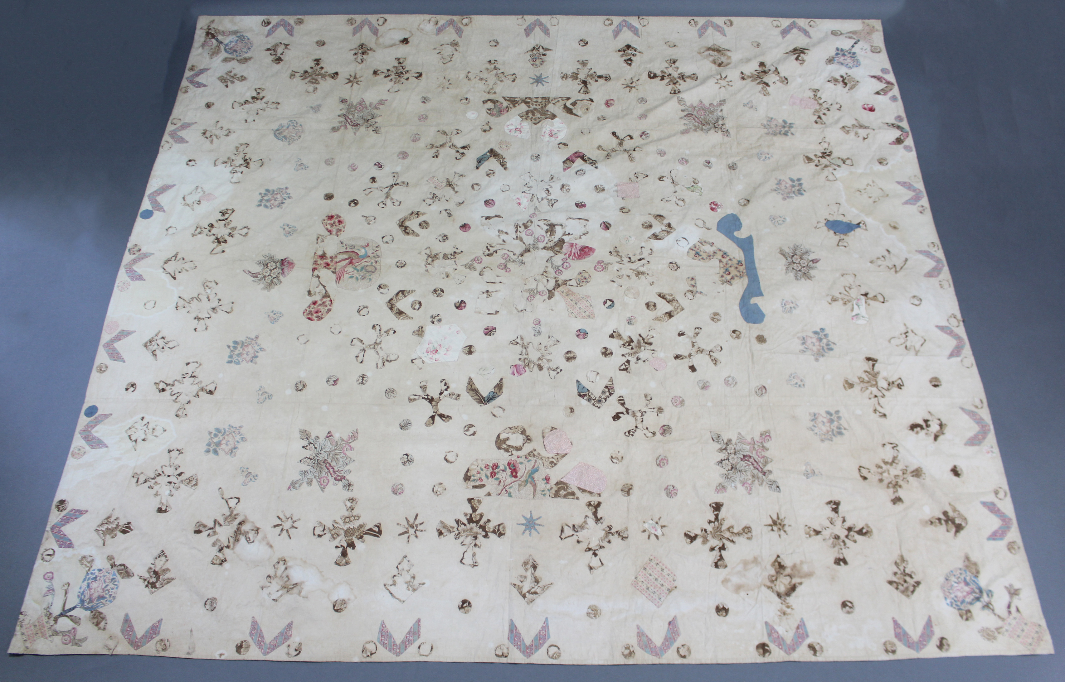 ROYAL INTEREST: AN EARLY 19th century PATCHWORK BEDSPREAD reputedly by Princess Charlotte of - Image 2 of 12