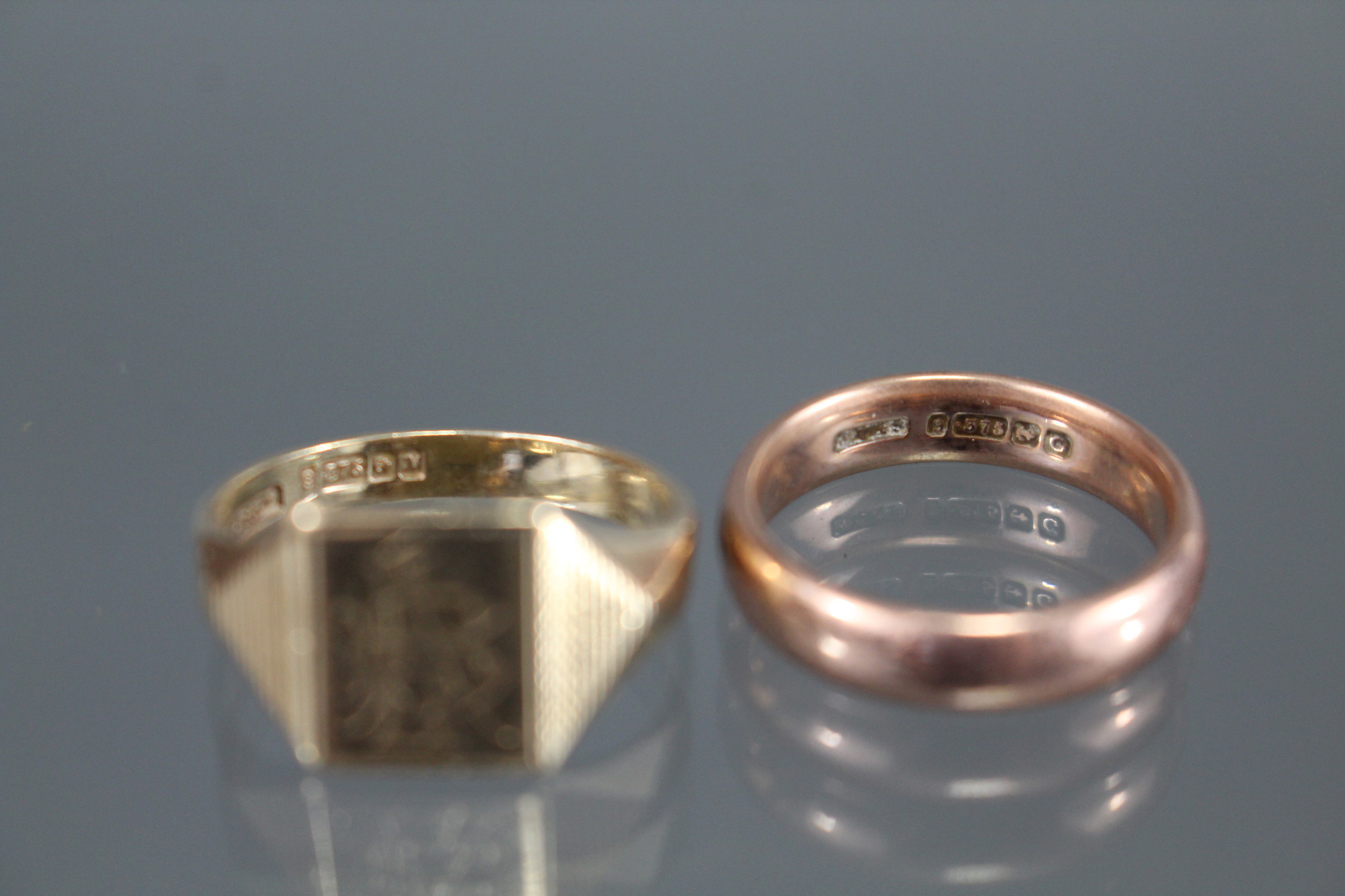 A 9ct. yellow gold signet ring, Birmingham hallmarks for 1987, (size: S; weight: 5gm); & a 9ct. rose - Image 2 of 3
