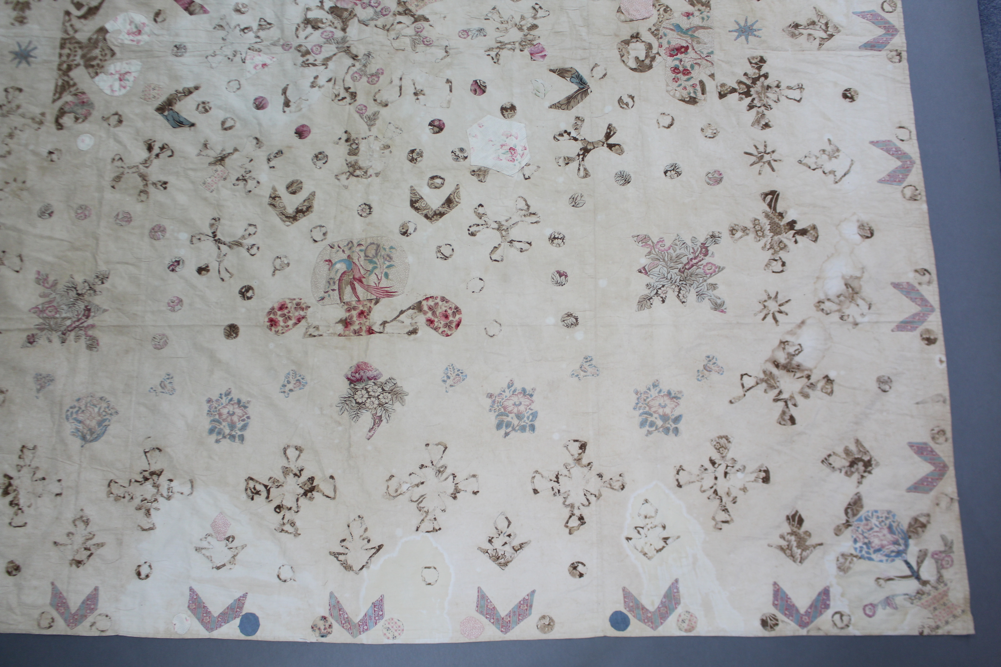 ROYAL INTEREST: AN EARLY 19th century PATCHWORK BEDSPREAD reputedly by Princess Charlotte of - Image 9 of 12