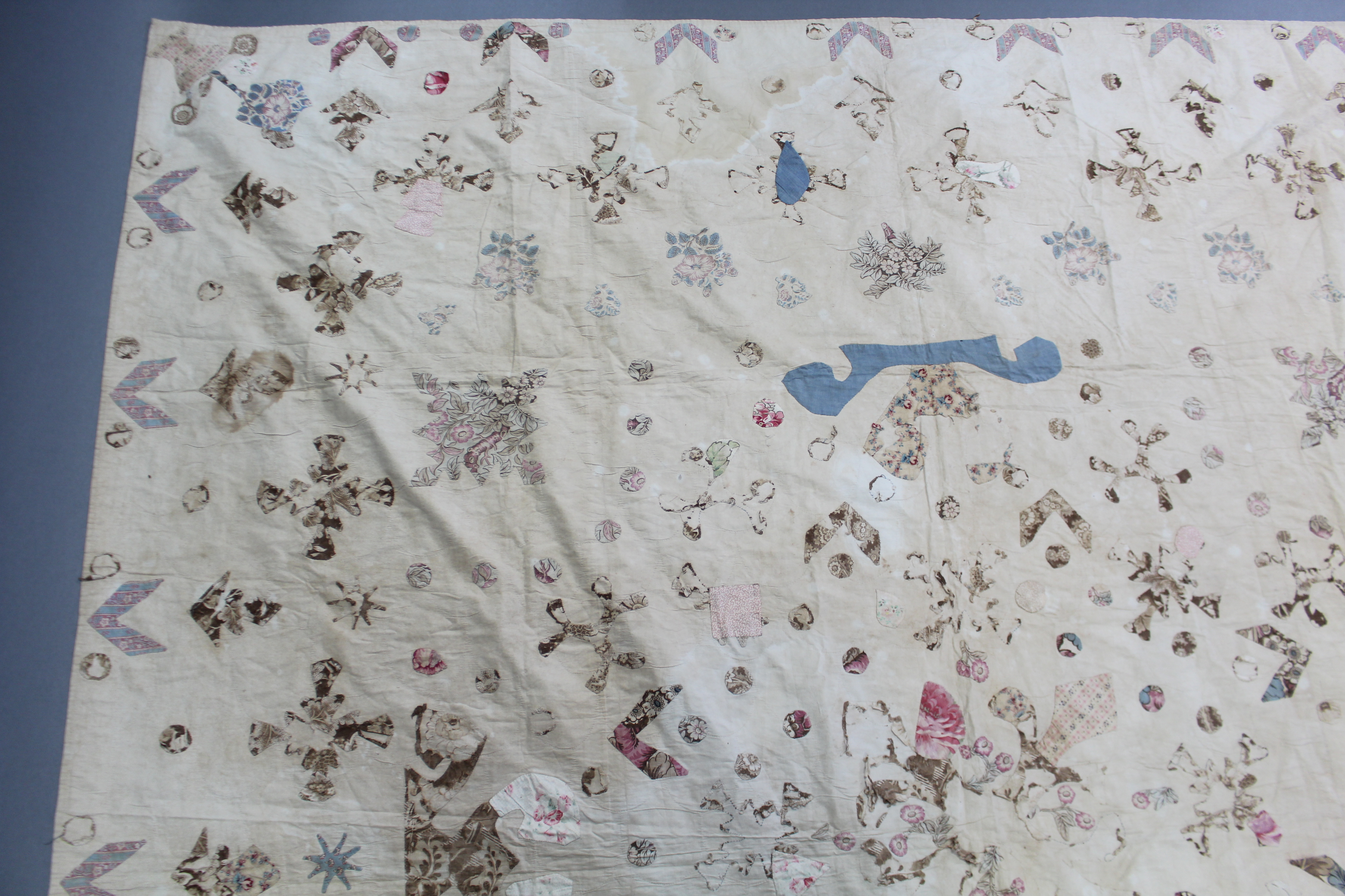 ROYAL INTEREST: AN EARLY 19th century PATCHWORK BEDSPREAD reputedly by Princess Charlotte of - Image 6 of 12