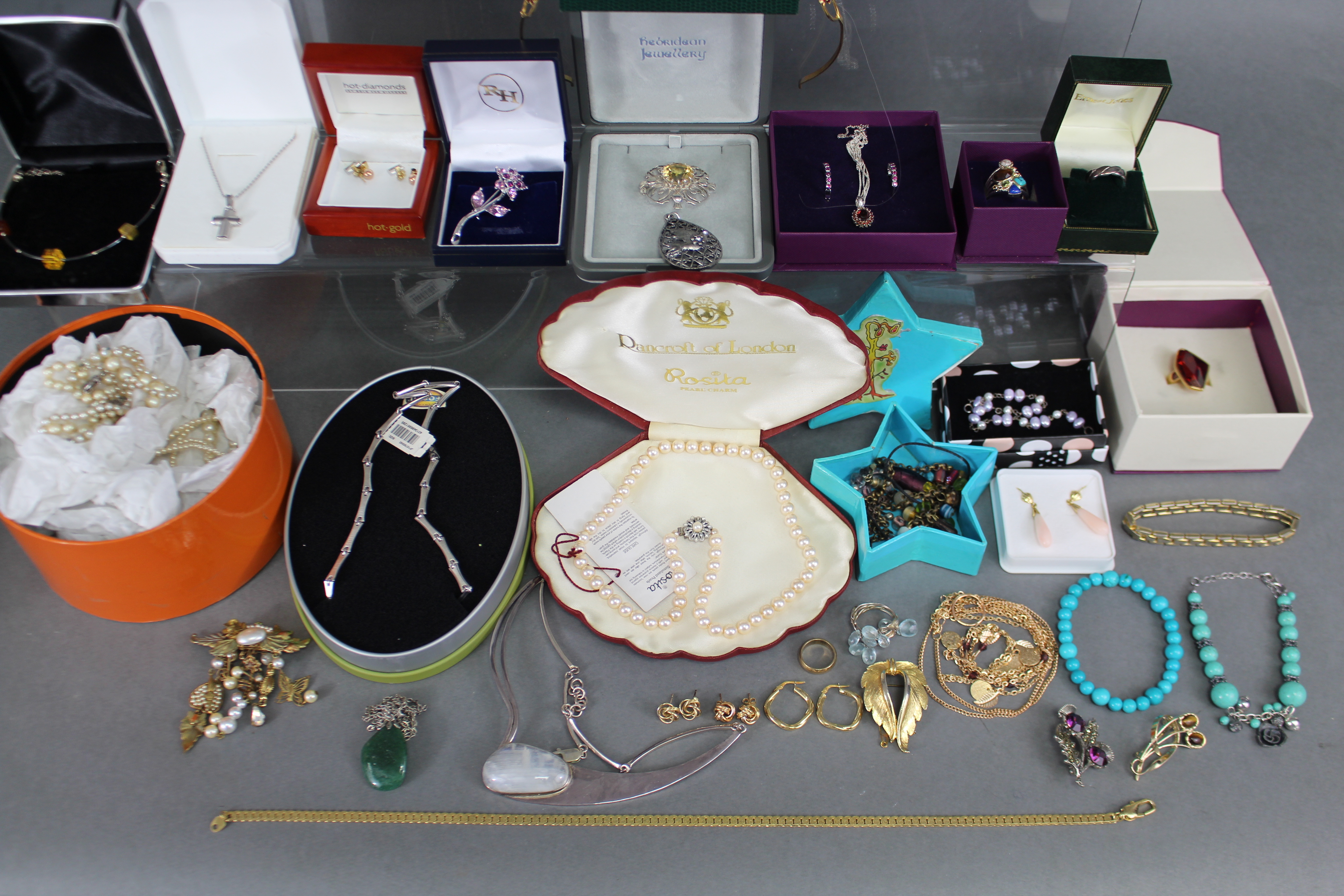 A quantity of costume jewellery, including five 9ct. gold gem-set rings, & a 9ct. three-colour - Image 4 of 6