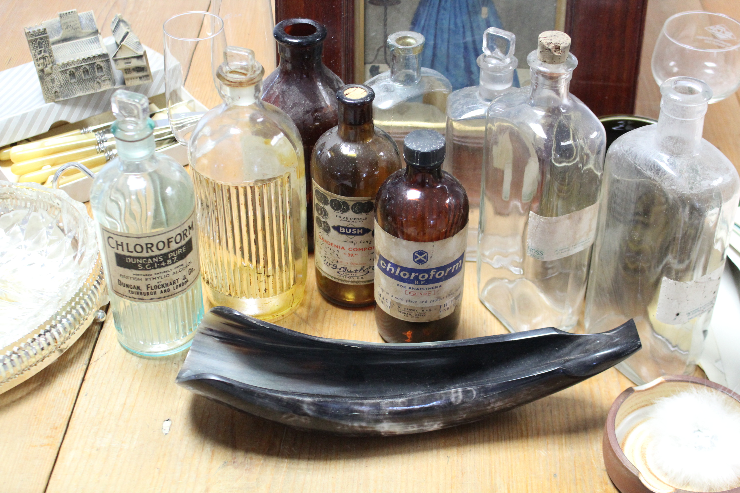 A collection of approximately thirty various apothecary bottles; a full-length female portrait; - Bild 3 aus 6