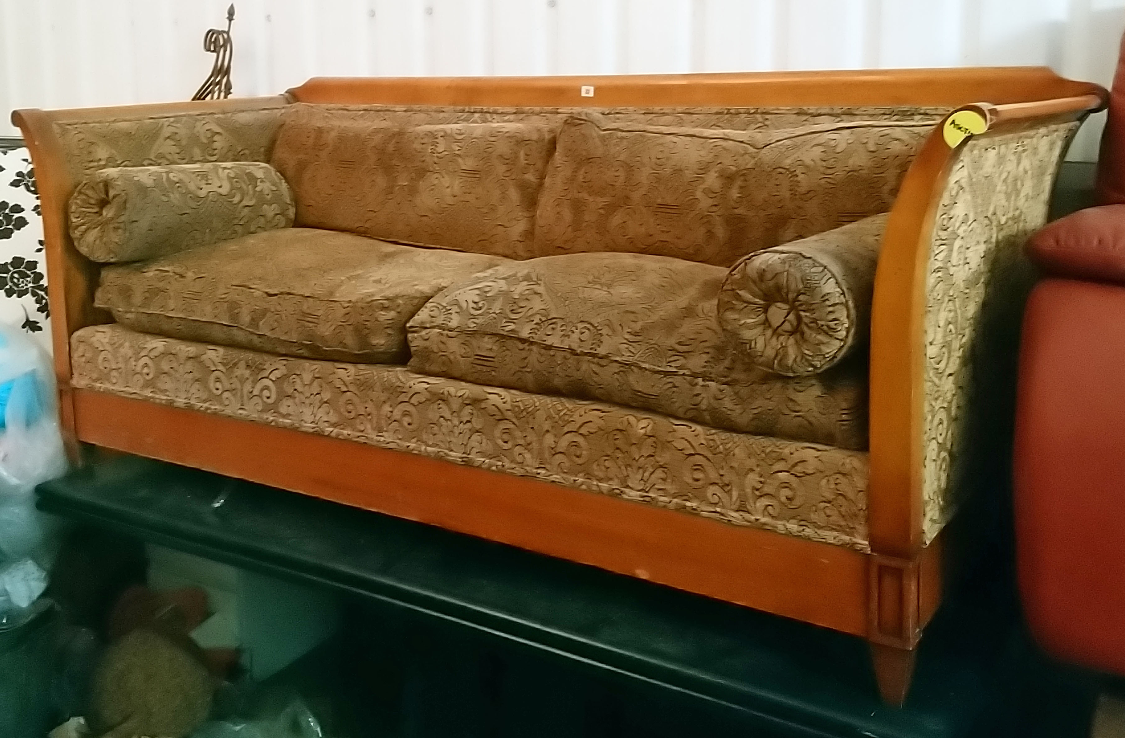 A Victorian-style mahogany-finish frame three-seater settee with loose cushions to the seat & back