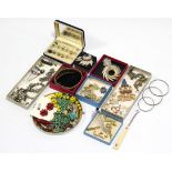 Various items of costume jewellery.