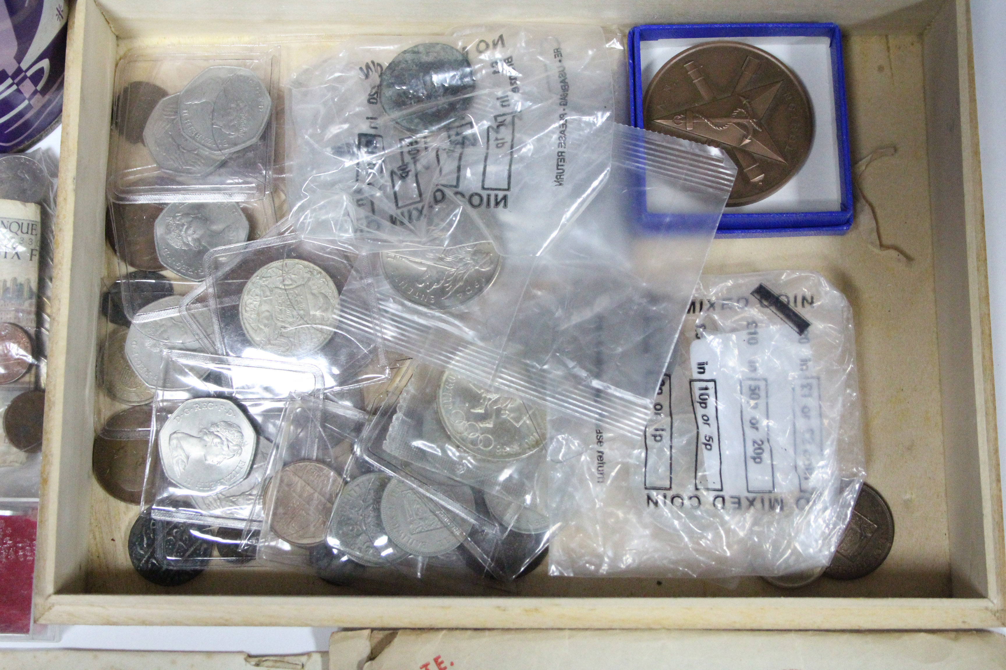 A quantity of mixed British & foreign coins, banknotes, commemorative coins, etc. - Image 3 of 6