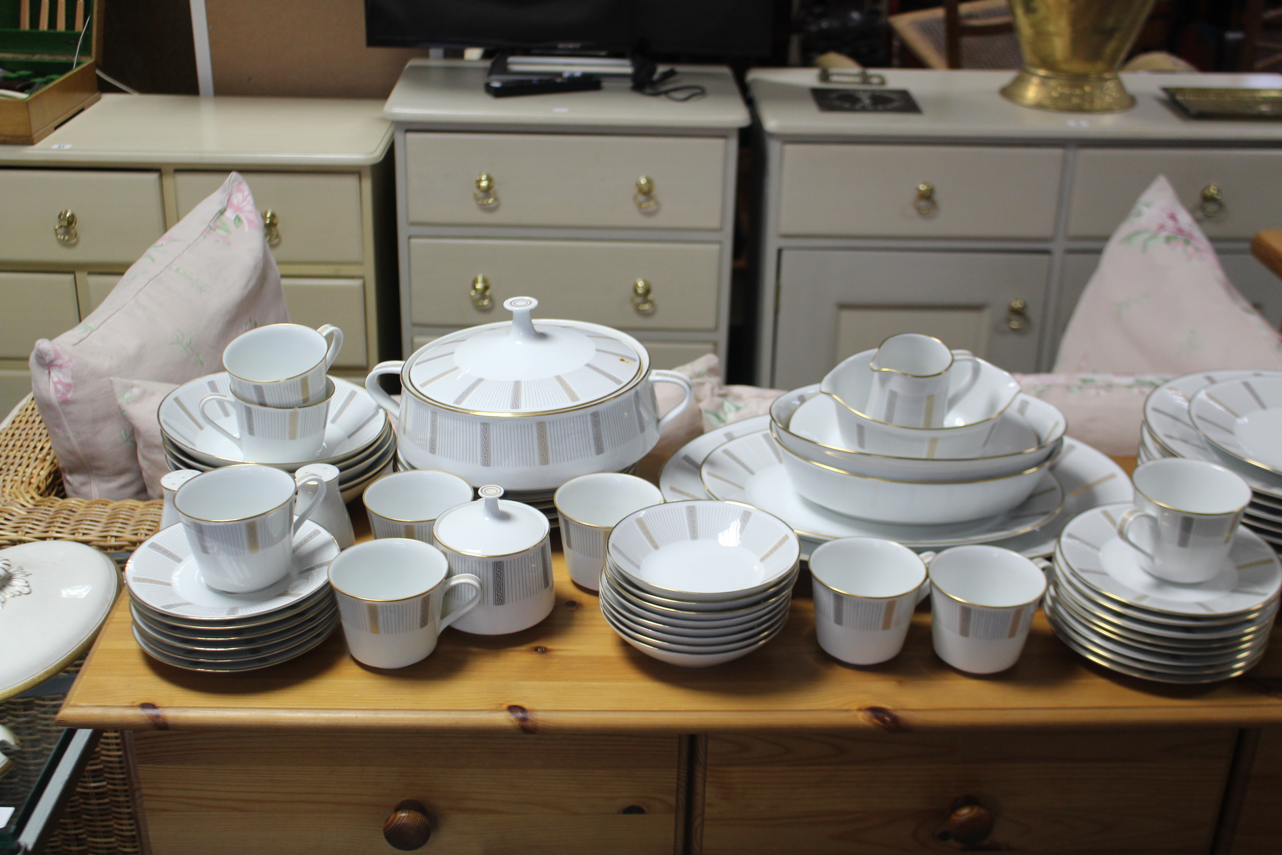 Approximately forty items of Noritake “Humoresque” pattern dinner & tea ware, part w.a.f. - Image 2 of 4