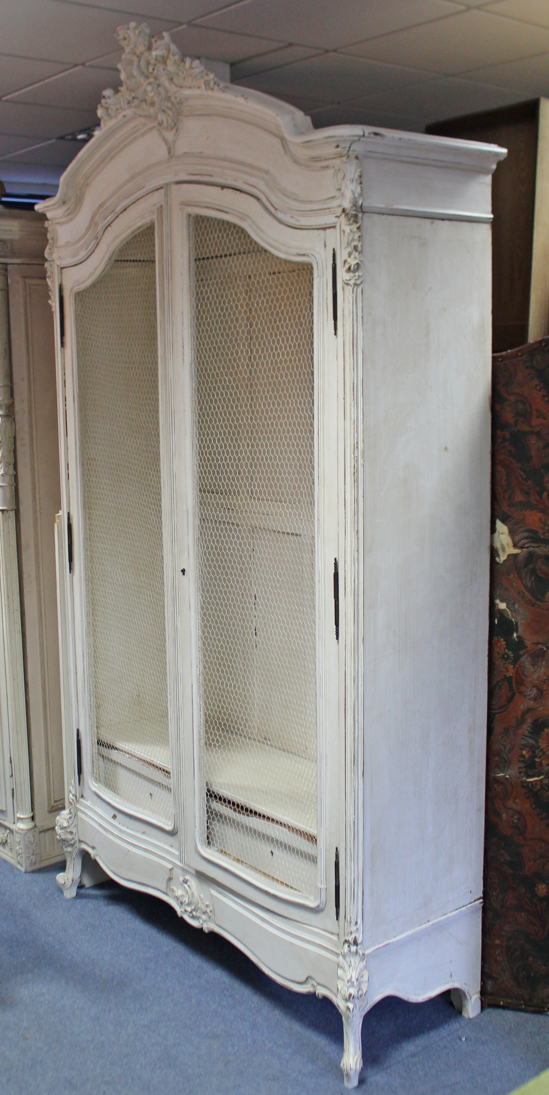 A continental-style white painted & carved wooden wardrobe with shaped cornice, enclosed by pair - Image 2 of 6