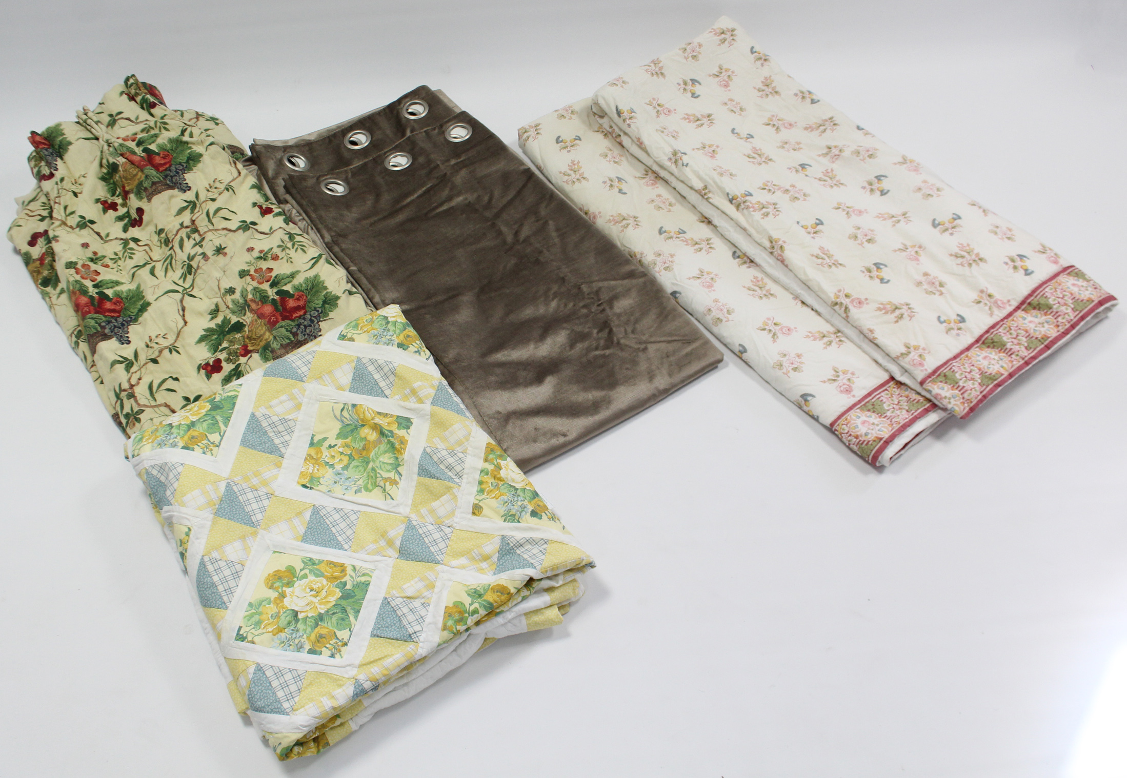 Two floral pattern bed quilts; & three various curtains. - Image 2 of 4