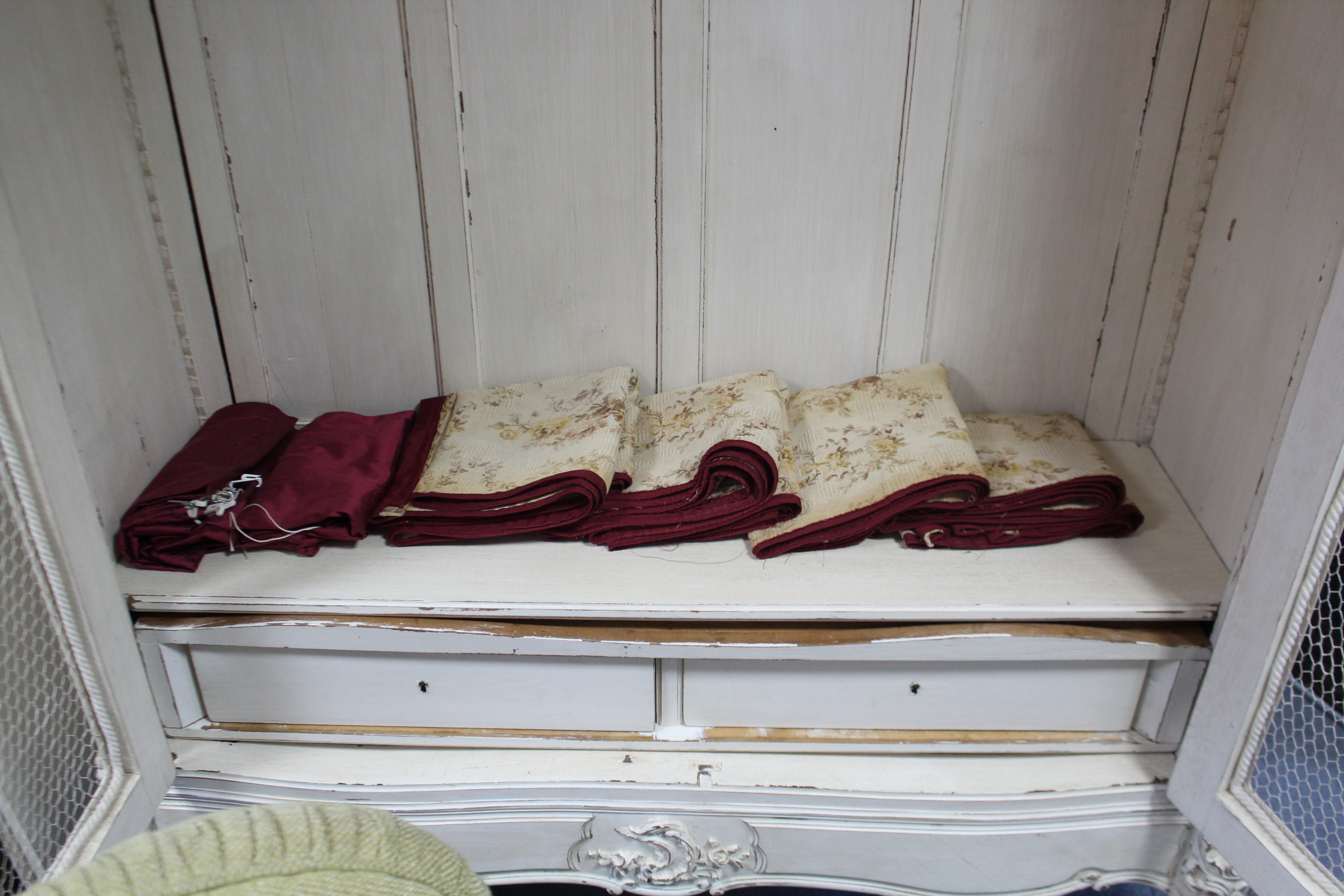 A continental-style white painted & carved wooden wardrobe with shaped cornice, enclosed by pair - Image 5 of 6