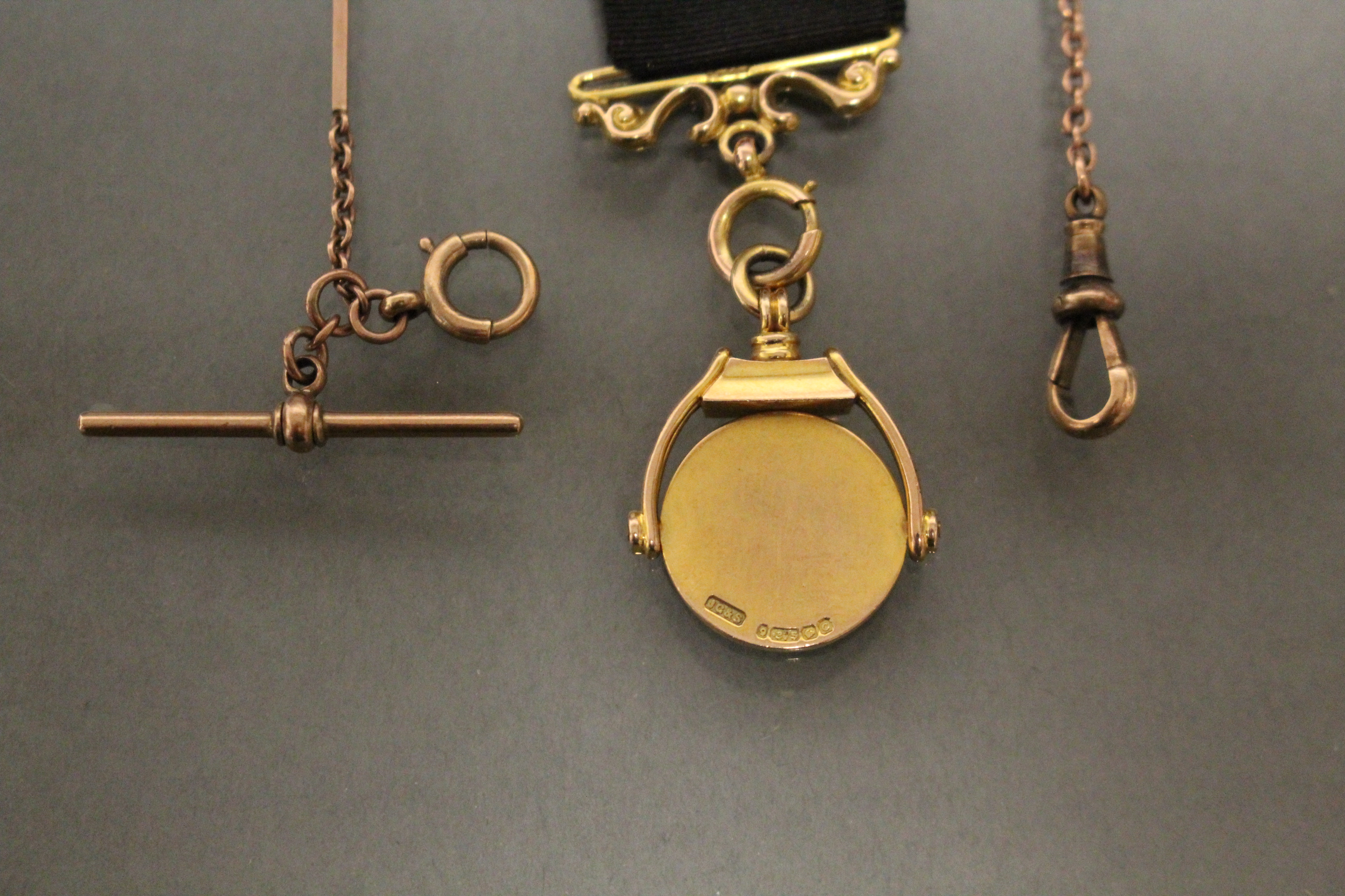 A 9ct. gold albert of small circular links with batons at intervals, 14” long (7.5gm); & a 9ct. gold - Image 4 of 4