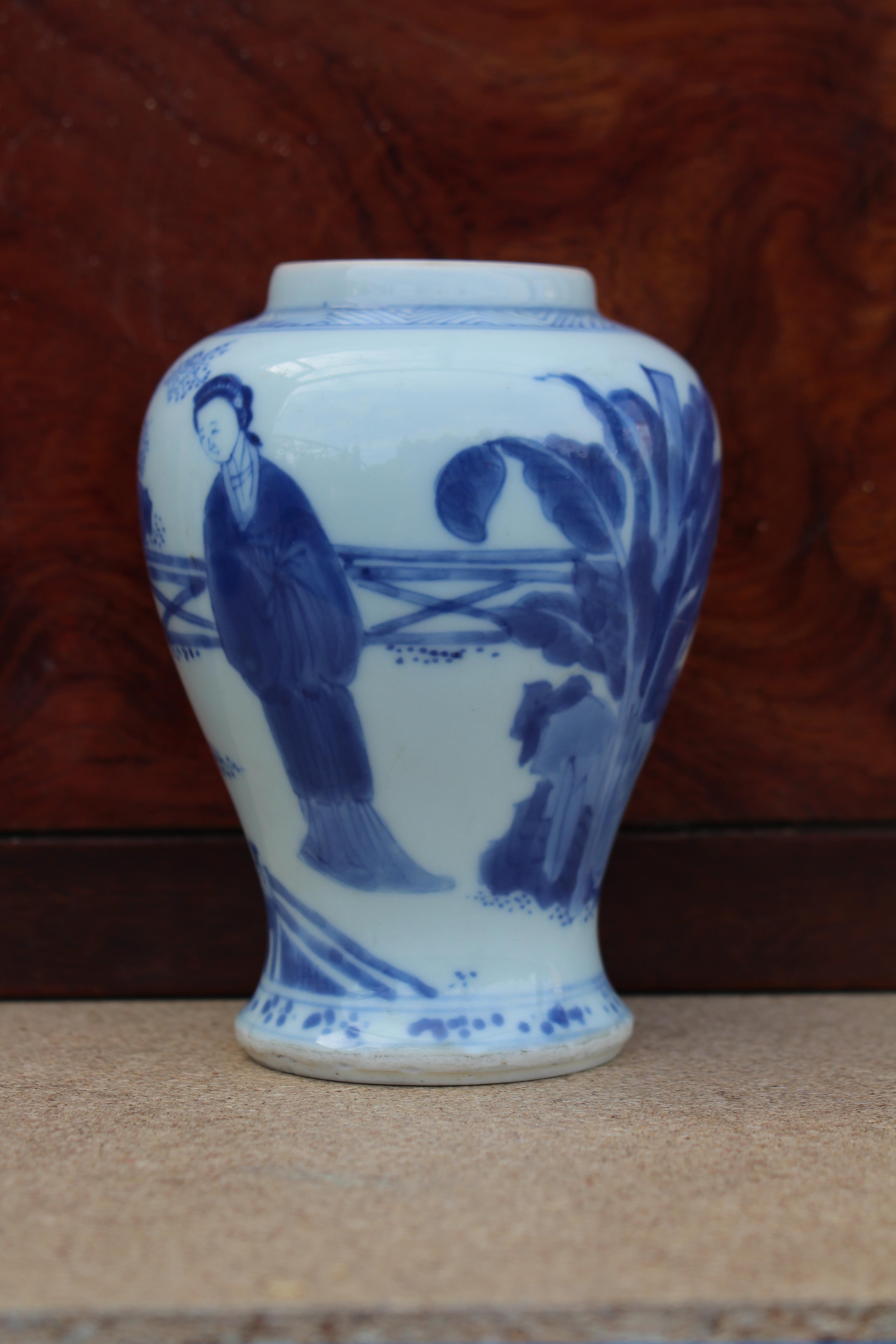 A Chinese Kangxi period blue & white porcelain small baluster vase painted with ladies in a formal - Image 6 of 11
