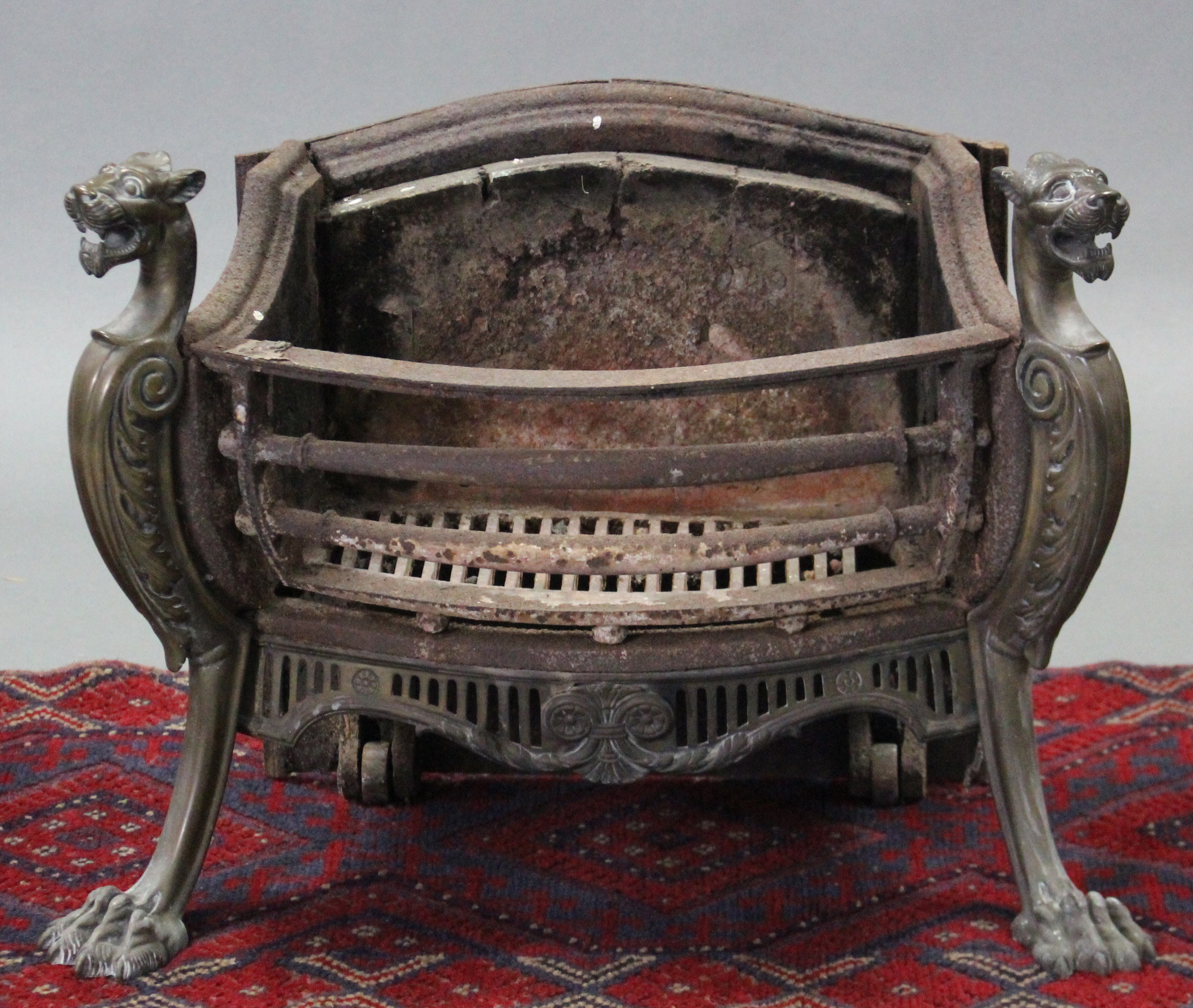 A 19th century cast-iron & brass fire grate with pierced foliate apron & acanthus scroll supports - Image 2 of 2