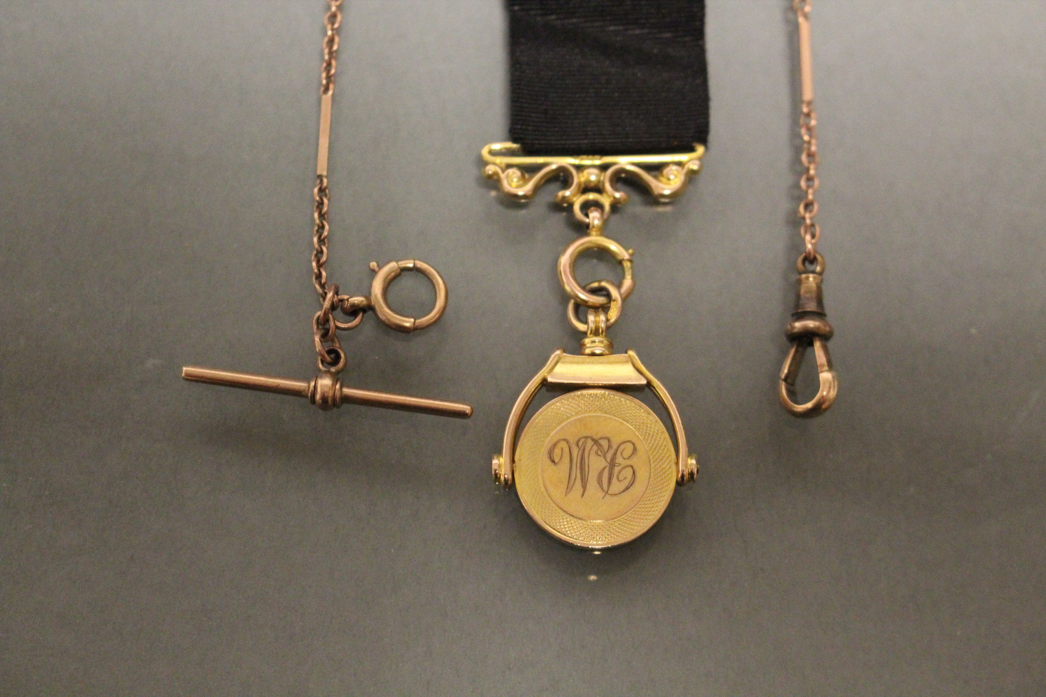 A 9ct. gold albert of small circular links with batons at intervals, 14” long (7.5gm); & a 9ct. gold - Image 3 of 4