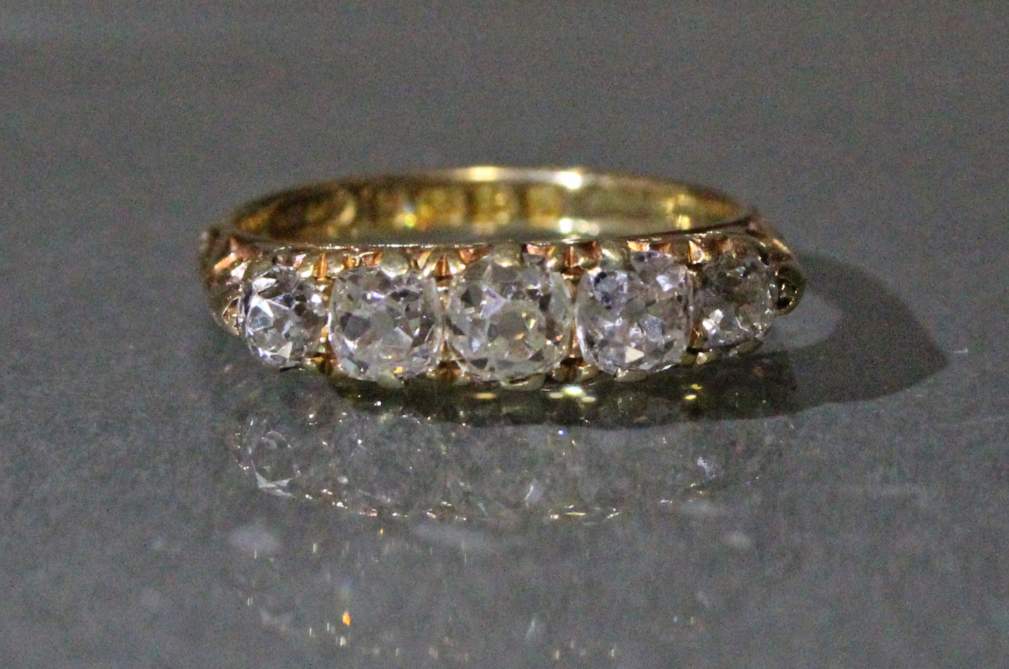 An Edwardian 18ct. gold ring set five graduated diamonds, Chester hallmarks for 1907; size: I/J;