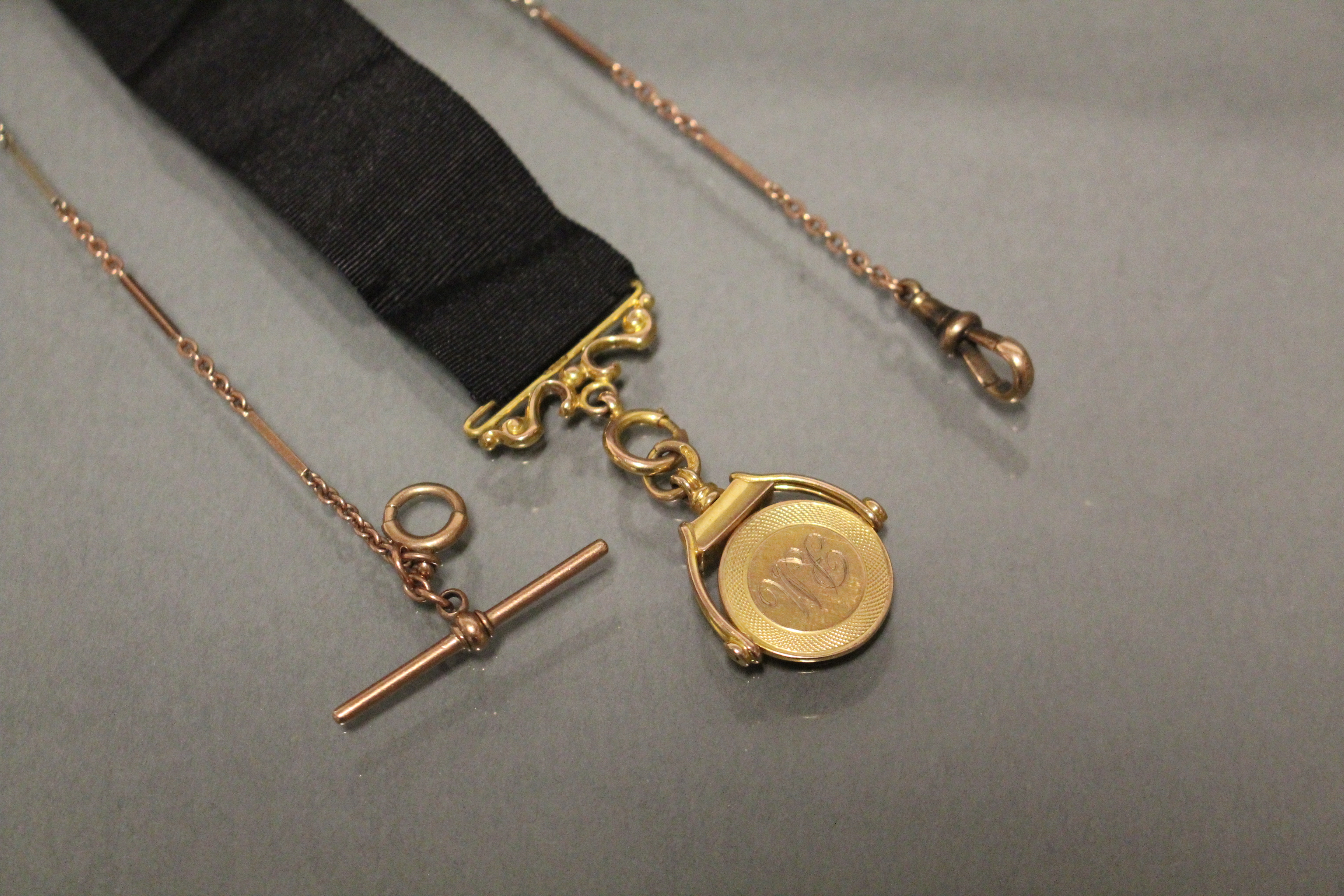 A 9ct. gold albert of small circular links with batons at intervals, 14” long (7.5gm); & a 9ct. gold - Image 2 of 4