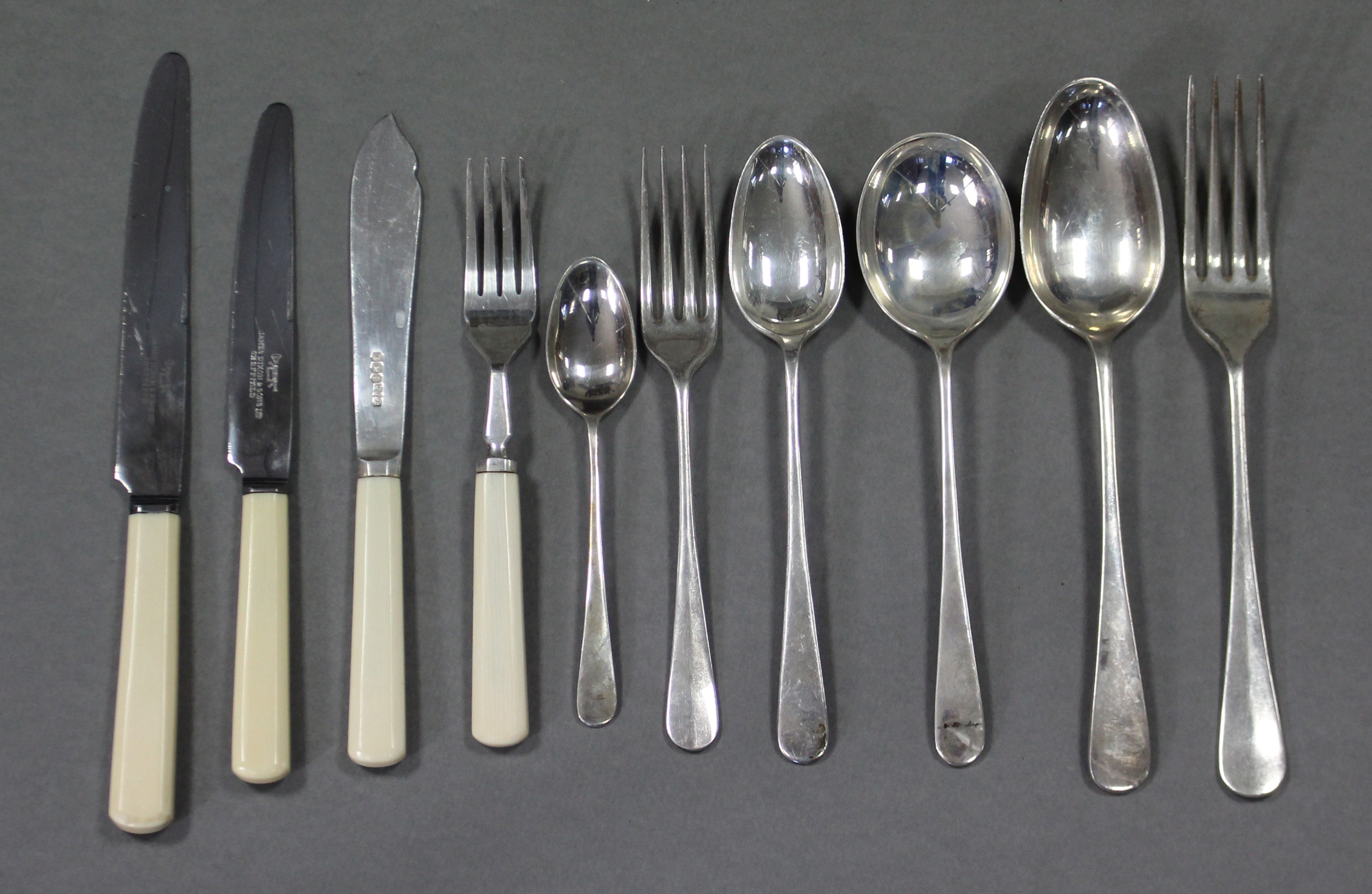 A SERVICE OF HANOVERIAN & OLD ENGLISH RAT-TAIL FLATWARE, comprising: twelve table forks, twelve - Image 2 of 4