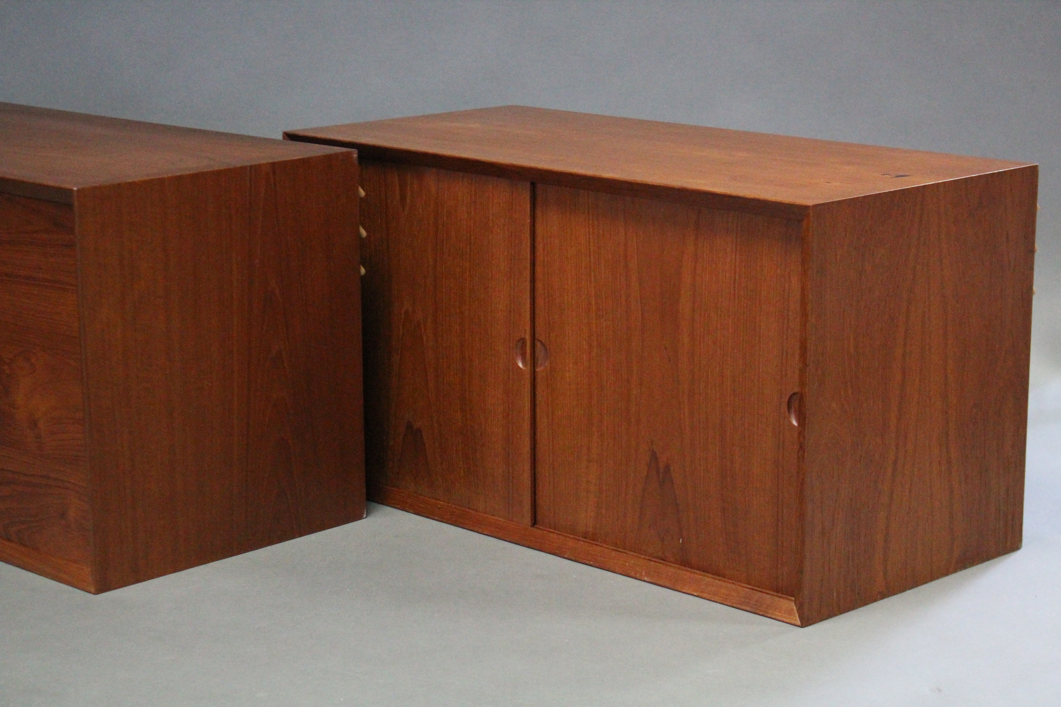 A 1960’s DANISH TEAK MODULAR INTER-CHANGEABLE WALL UNIT DESIGNED BY POUL CADOVIUS, fitted with an - Image 8 of 12