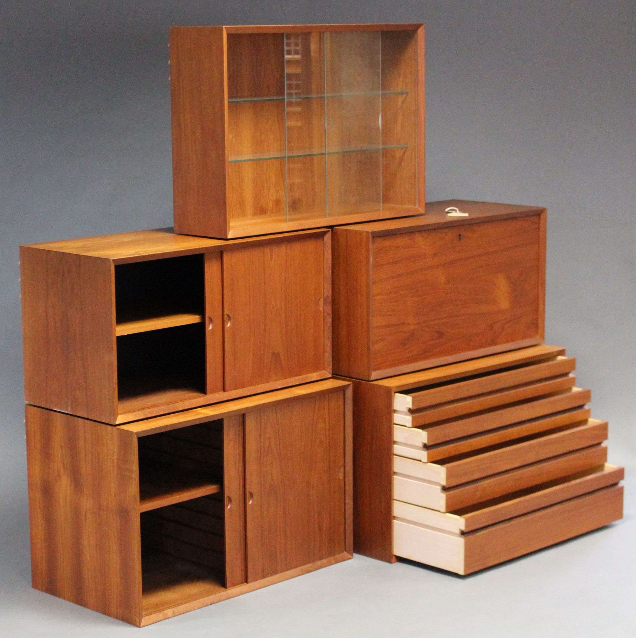 A 1960’s DANISH TEAK MODULAR INTER-CHANGEABLE WALL UNIT DESIGNED BY POUL CADOVIUS, fitted with an - Image 3 of 12