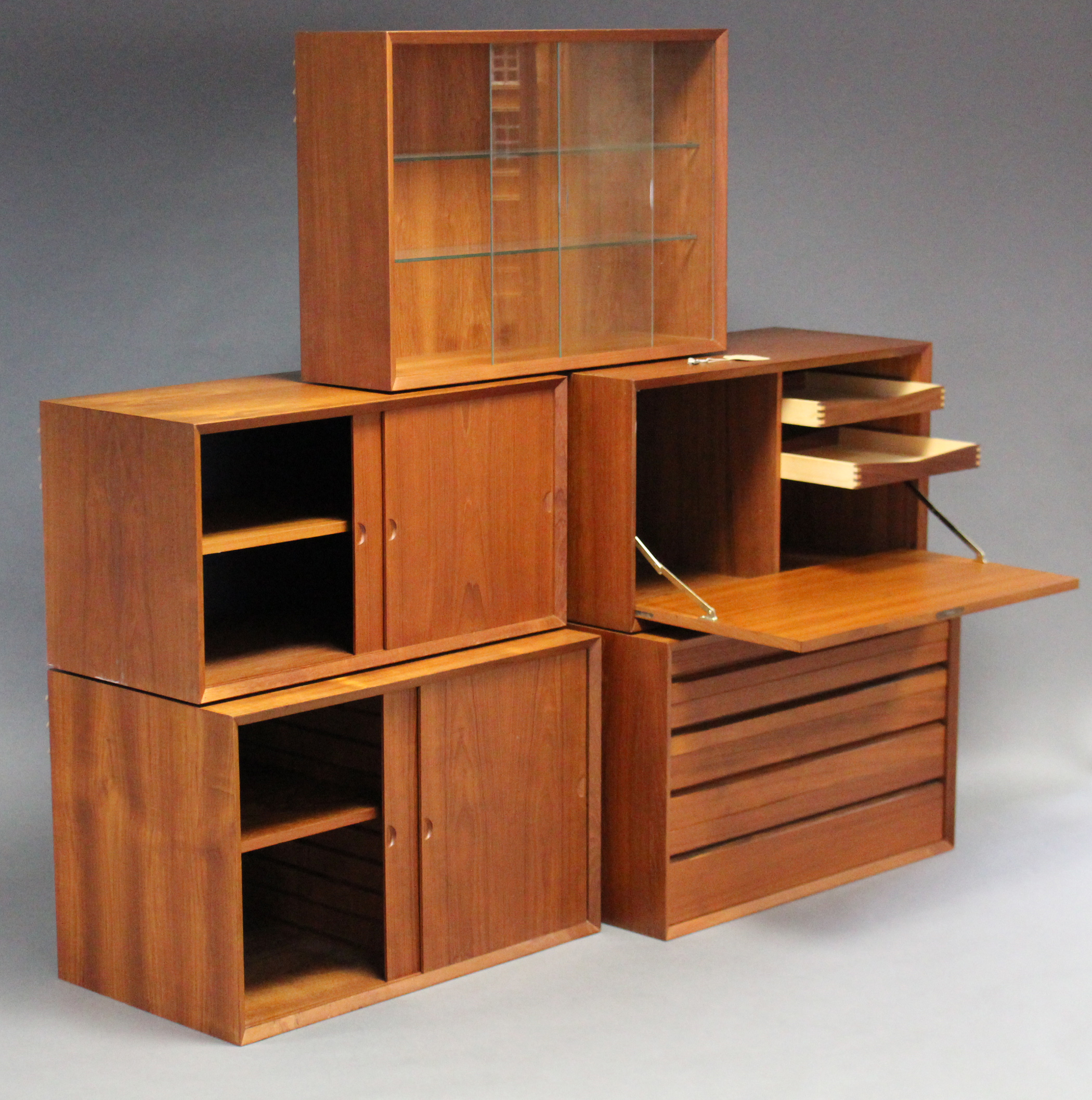 A 1960’s DANISH TEAK MODULAR INTER-CHANGEABLE WALL UNIT DESIGNED BY POUL CADOVIUS, fitted with an - Image 2 of 12