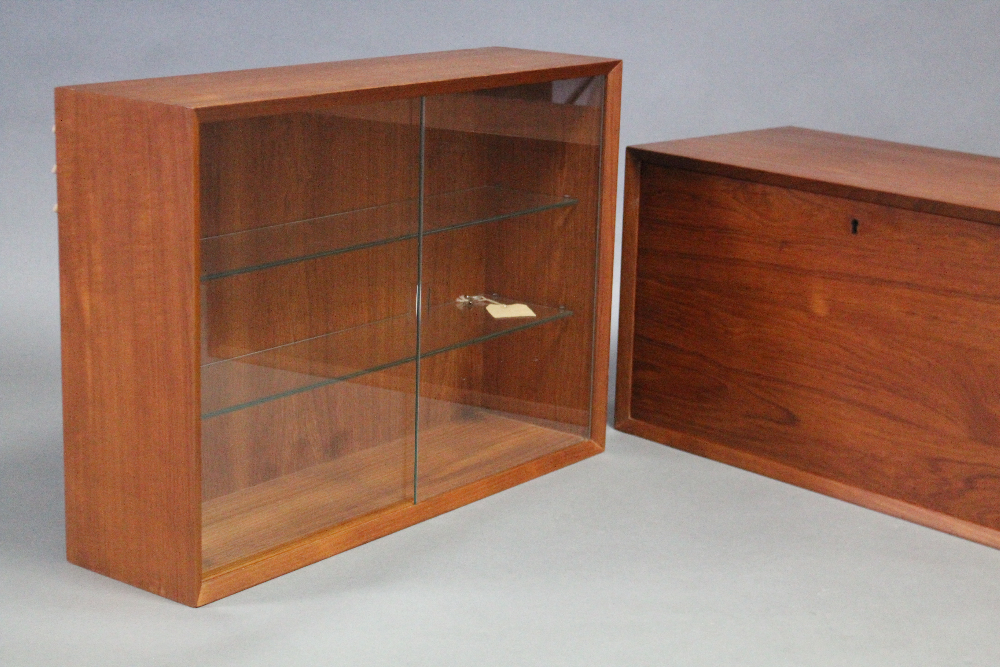 A 1960’s DANISH TEAK MODULAR INTER-CHANGEABLE WALL UNIT DESIGNED BY POUL CADOVIUS, fitted with an - Image 6 of 12