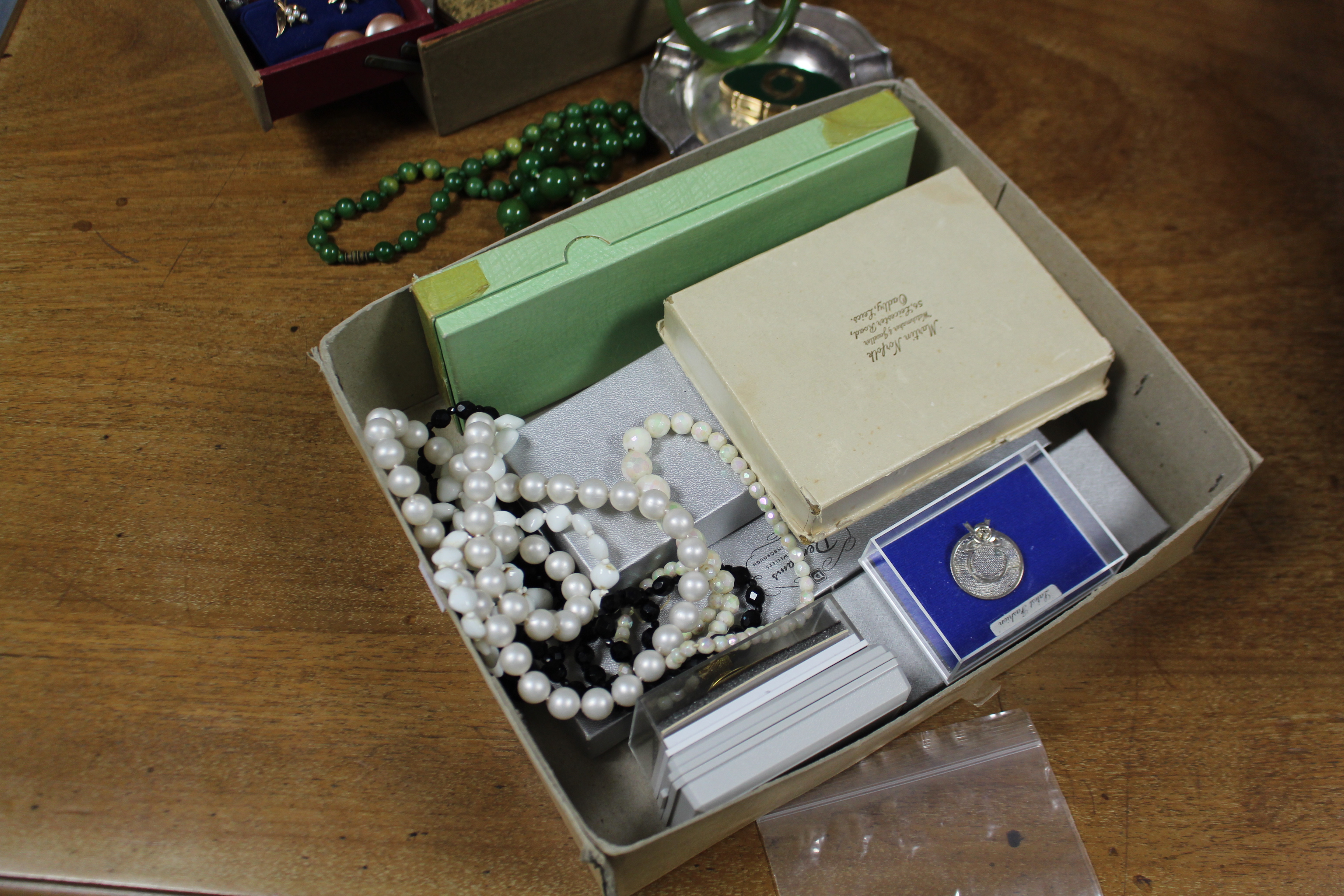 A quantity of costume jewellery. - Image 3 of 5