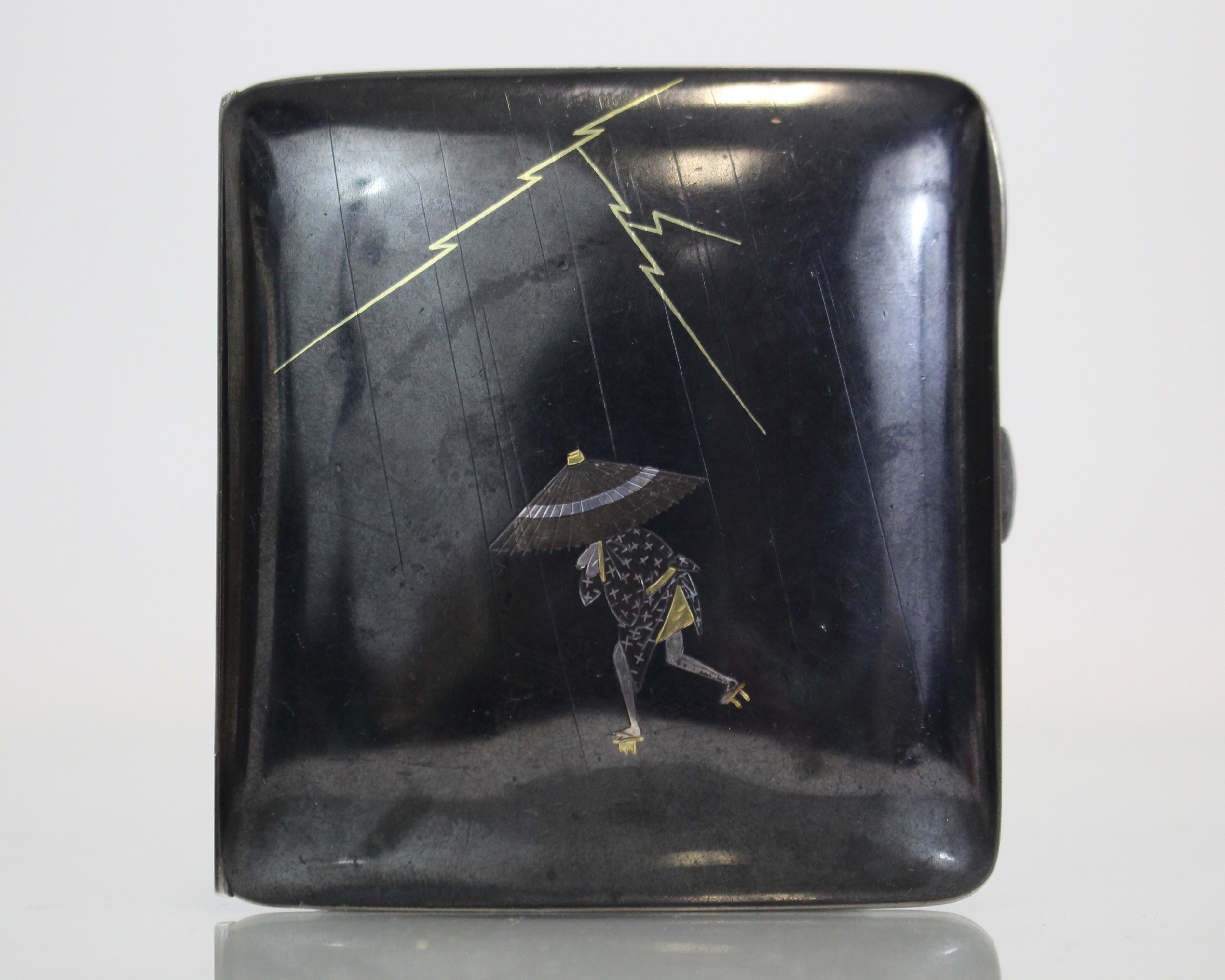 A Japanese mixed metal pocket cigarette case by Kuroda of Kioto, decorated with a figure - Image 2 of 5