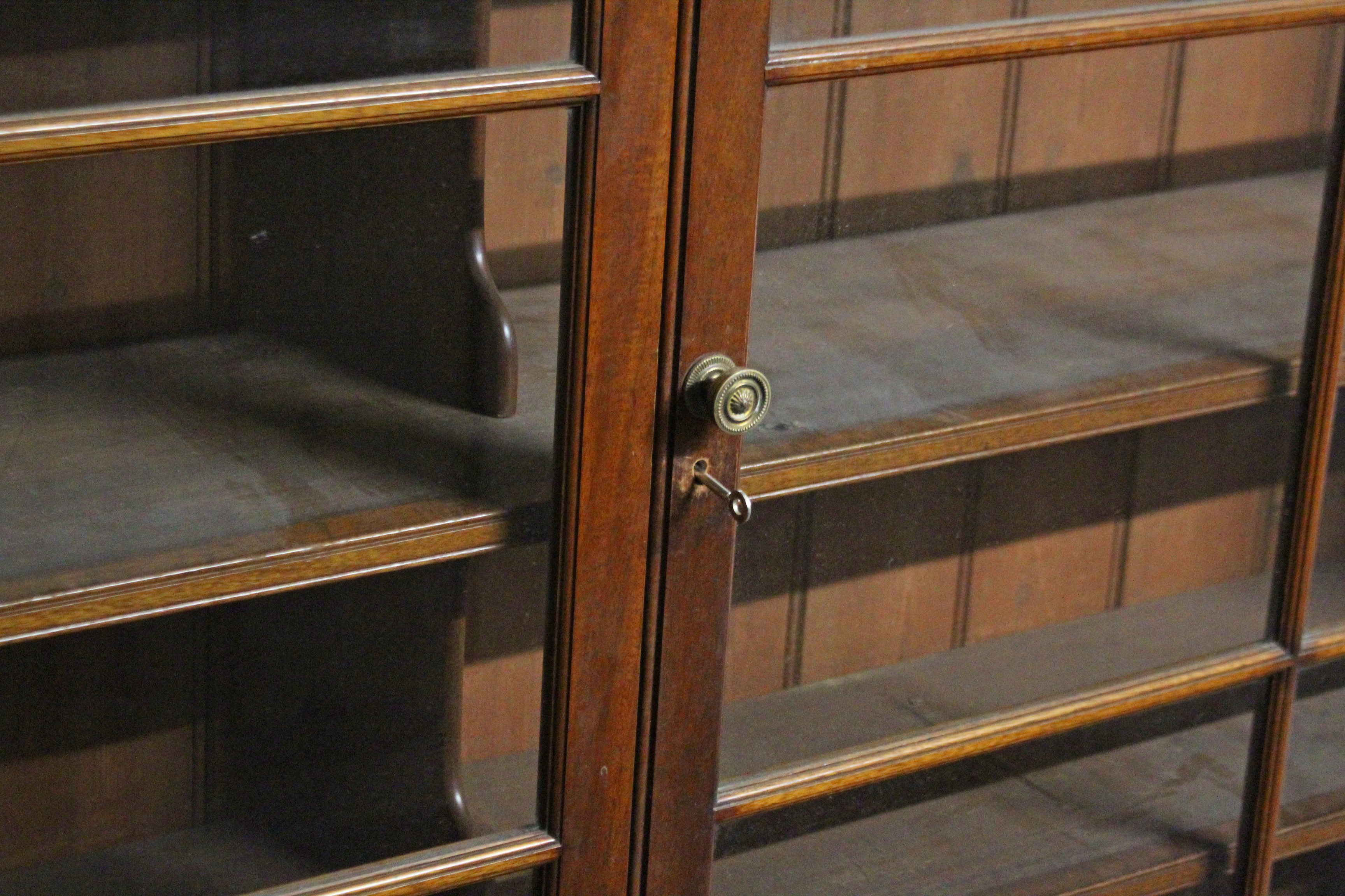 AN EARLY VICTORIAN MAHOGANY BOOKCASE, with moulded cornice above four graduated shelves enclosed - Image 5 of 10